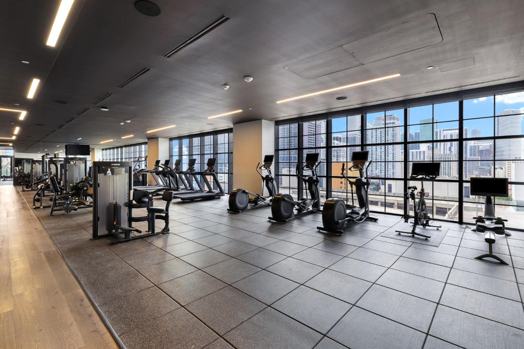 Miami Luxury 2BR w Panoramic Views & Free Parking