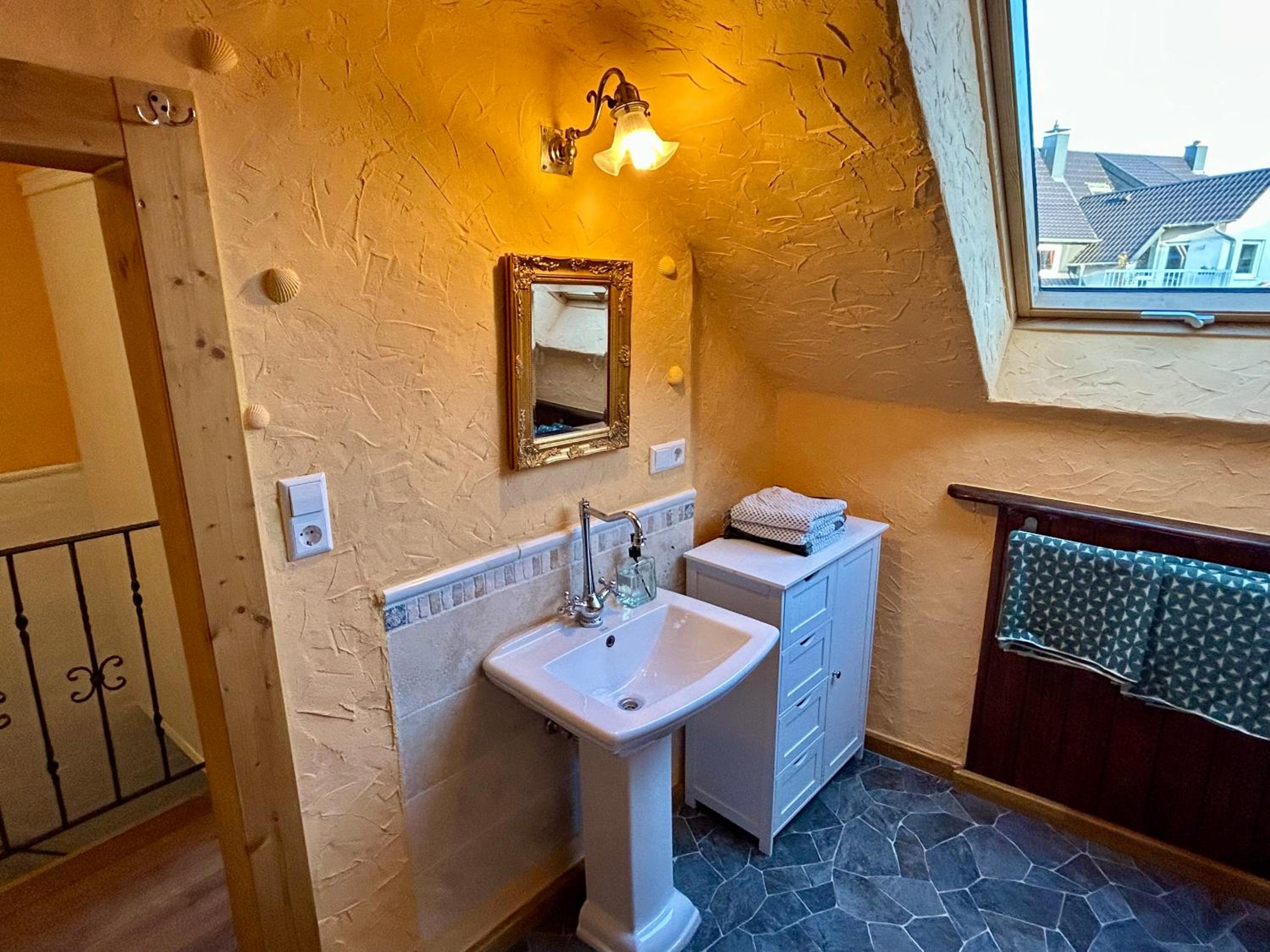 Stilvolles City Haus mit 2 Bädern & Parkplatz, 75 qm Innenstadt
