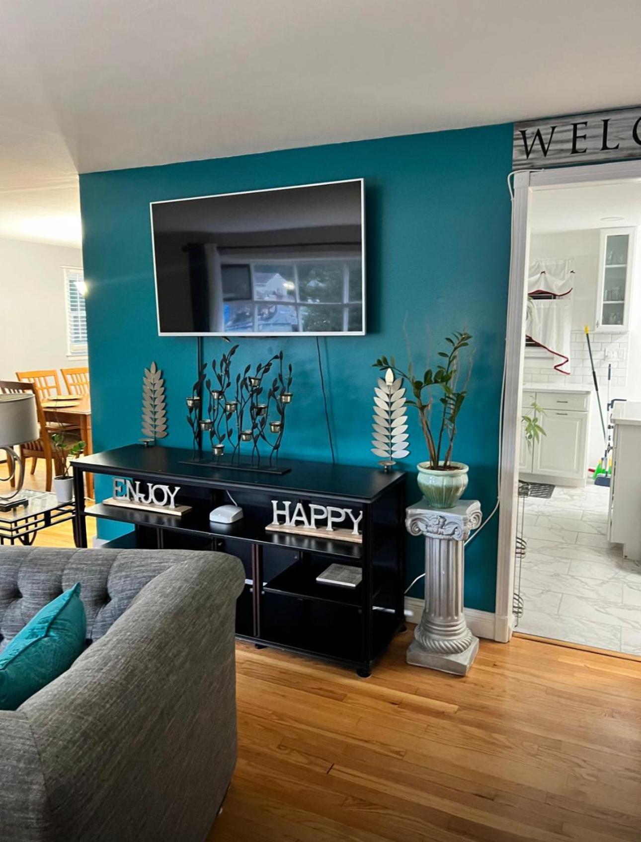 Beautiful 3 - 4 Bedroom Home Fully Furnished Including Utilities Close to I95 Train - Property Image 1