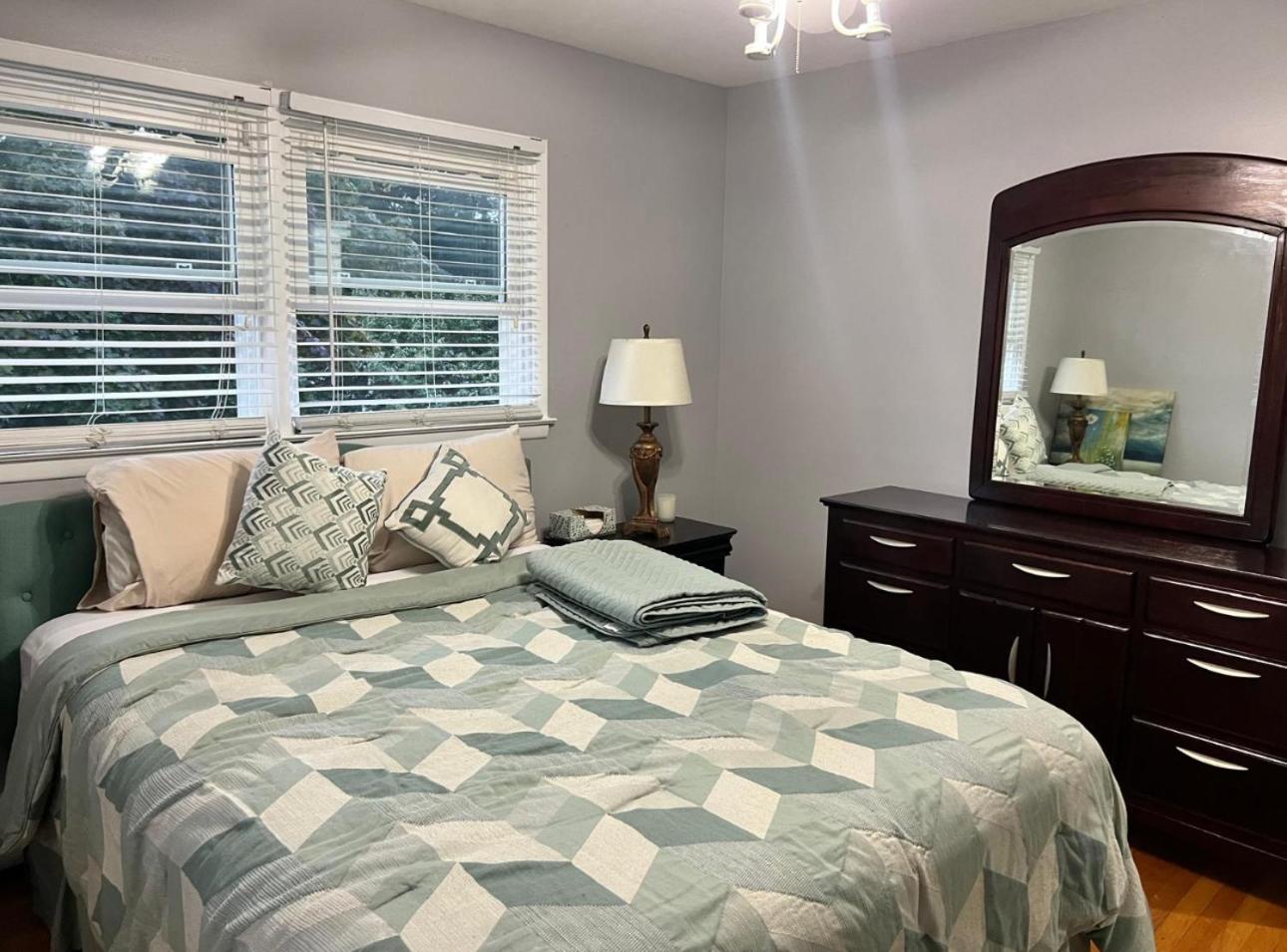Beautiful 3 - 4 Bedroom Home Fully Furnished Including Utilities Close to I95 Train - Property Image 9