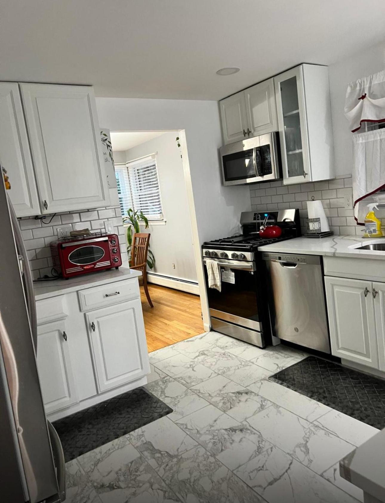 Beautiful 3 - 4 Bedroom Home Fully Furnished Including Utilities Close to I95 Train - Property Image 16