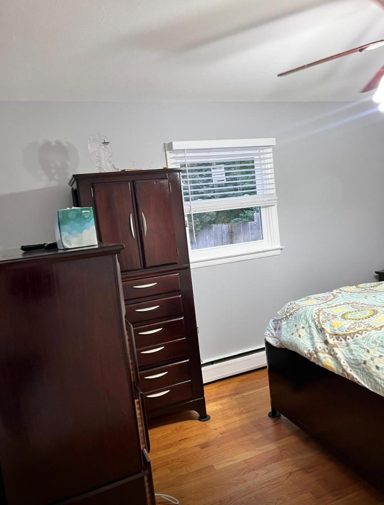 Beautiful 3 - 4 Bedroom Home Fully Furnished Including Utilities Close to I95 Train - Property Image 11