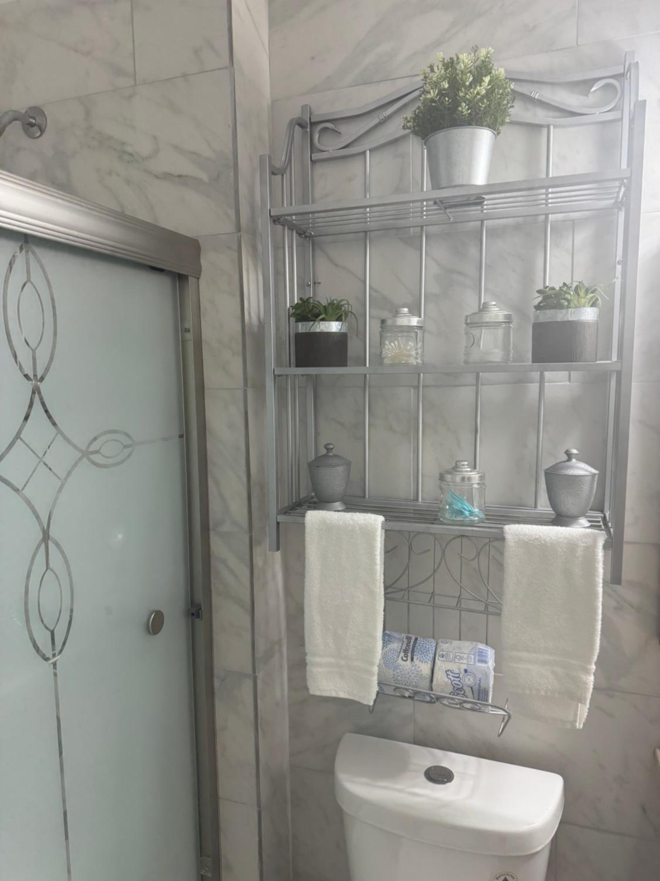 Beautiful 3 - 4 Bedroom Home Fully Furnished Including Utilities Close to I95 Train - Property Image 5