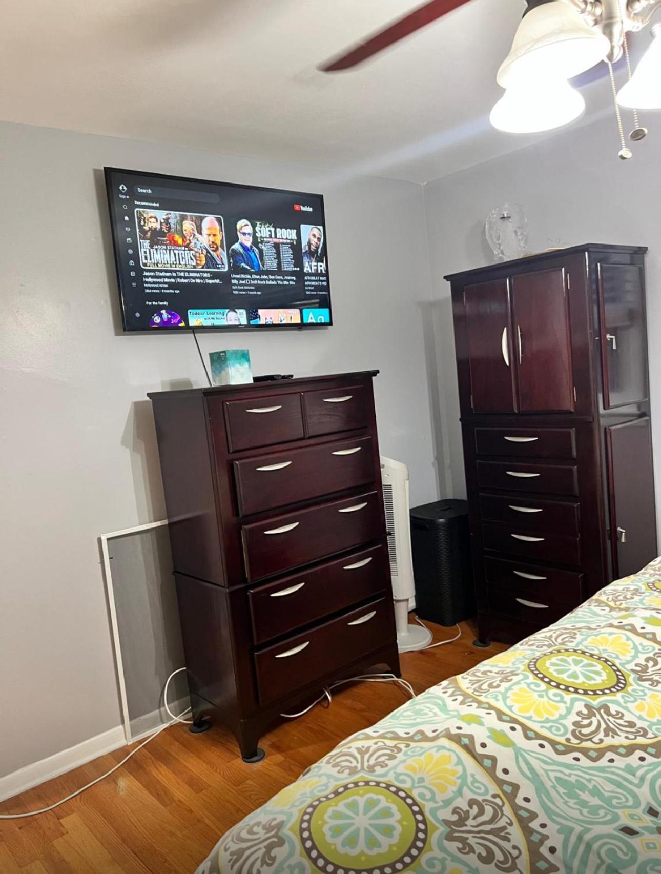 Beautiful 3 - 4 Bedroom Home Fully Furnished Including Utilities Close to I95 Train - Property Image 10
