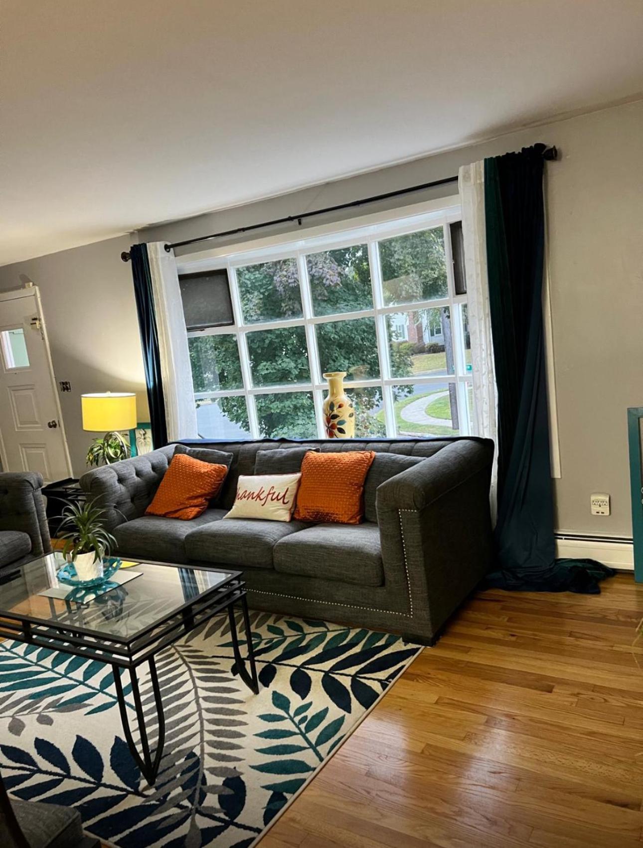 Beautiful 3 - 4 Bedroom Home Fully Furnished Including Utilities Close to I95 Train - Property Image 20