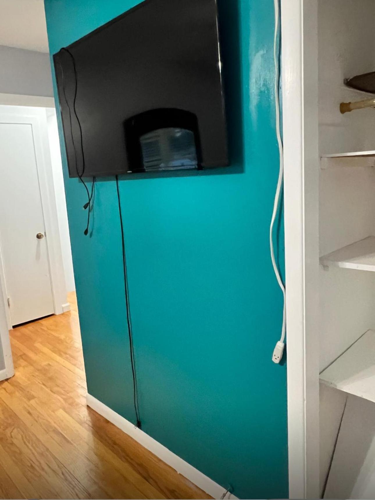 Beautiful 3 - 4 Bedroom Home Fully Furnished Including Utilities Close to I95 Train - Property Image 8