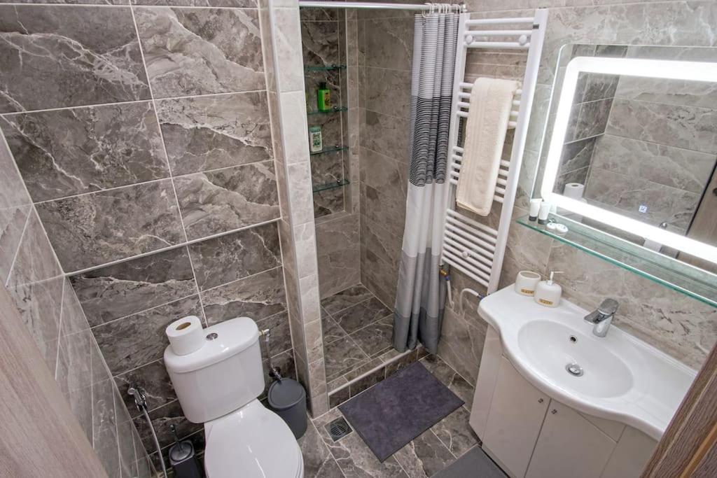 Newly Renovated 2-Bedroom Condo In Athens !