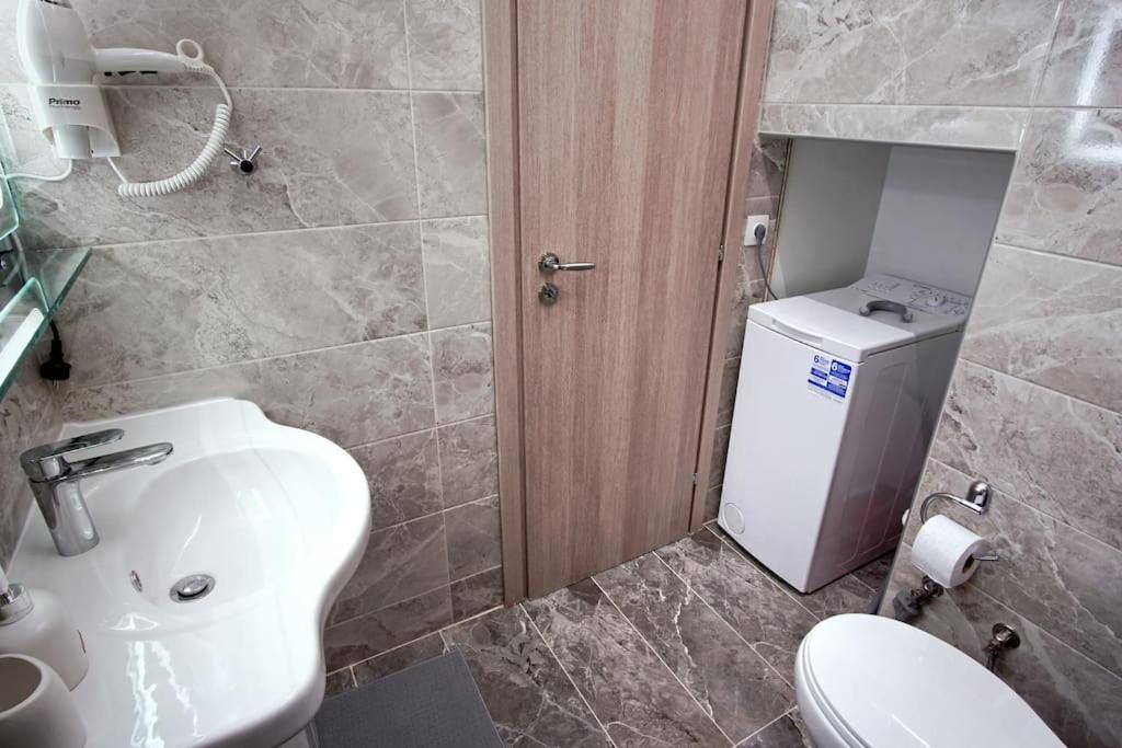 Newly Renovated 2-Bedroom Condo In Athens !