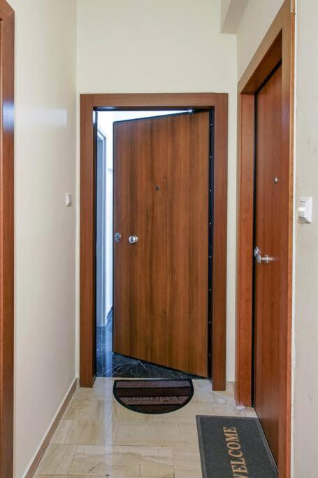 Newly Renovated 2-Bedroom Condo In Athens !