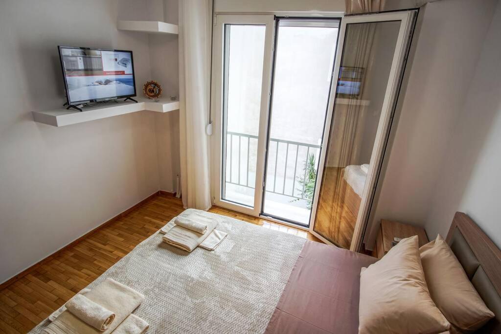 Newly Renovated 2-Bedroom Condo In Athens !