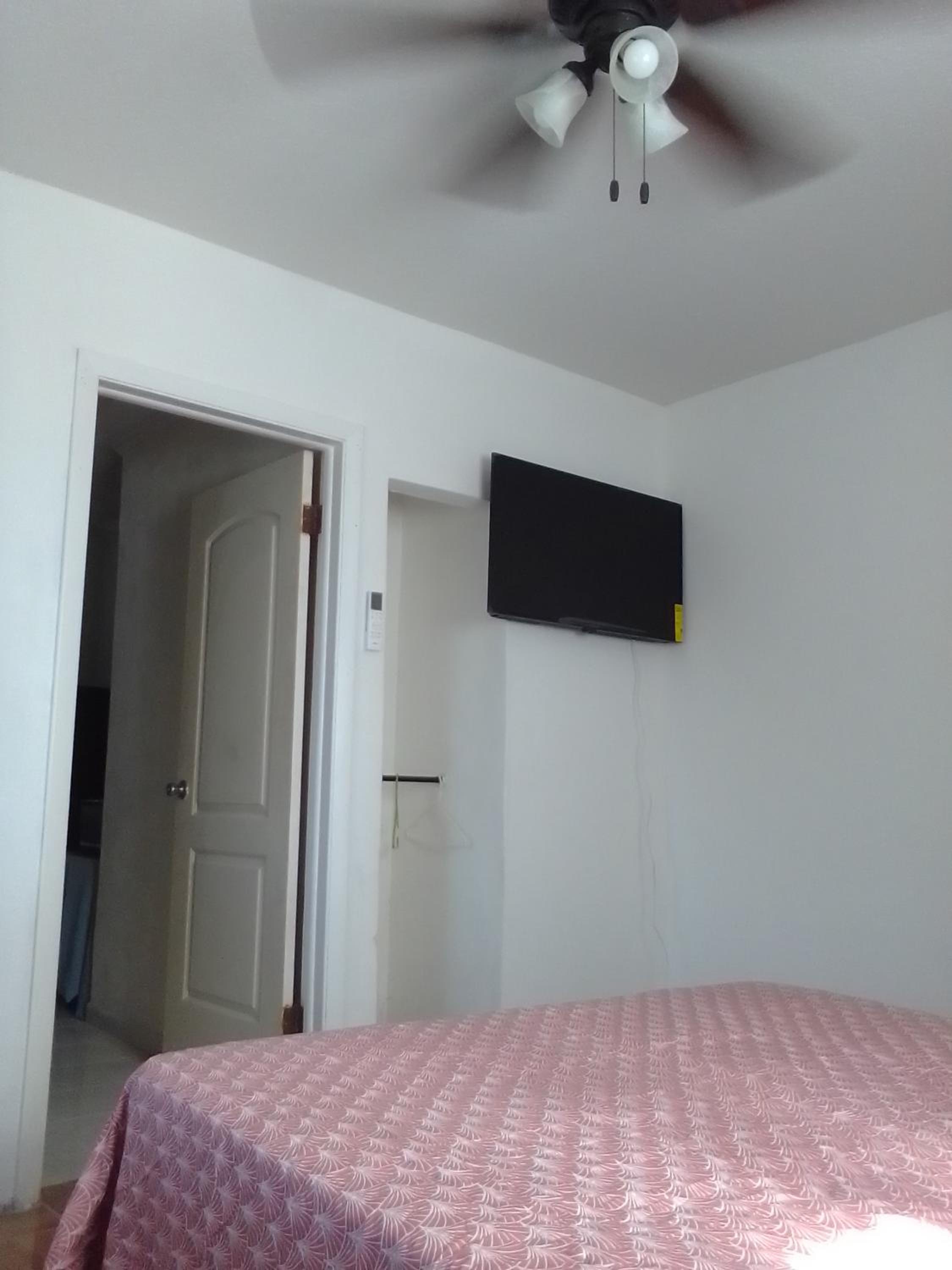 Cozy Efficiency Near Beach