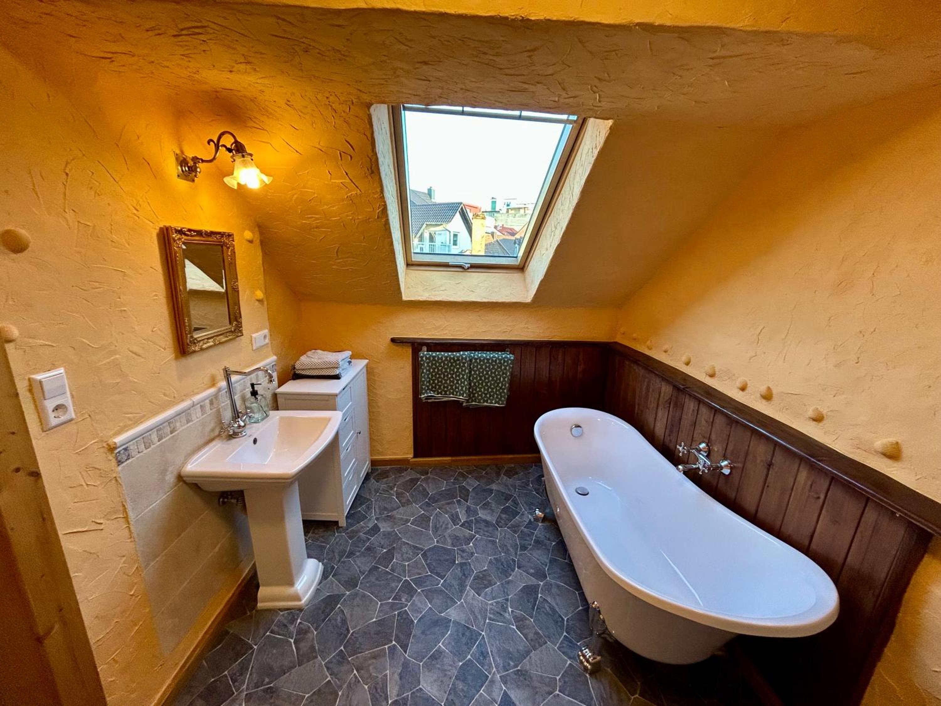 Stilvolles City Haus mit 2 Bädern & Parkplatz, 75 qm Innenstadt