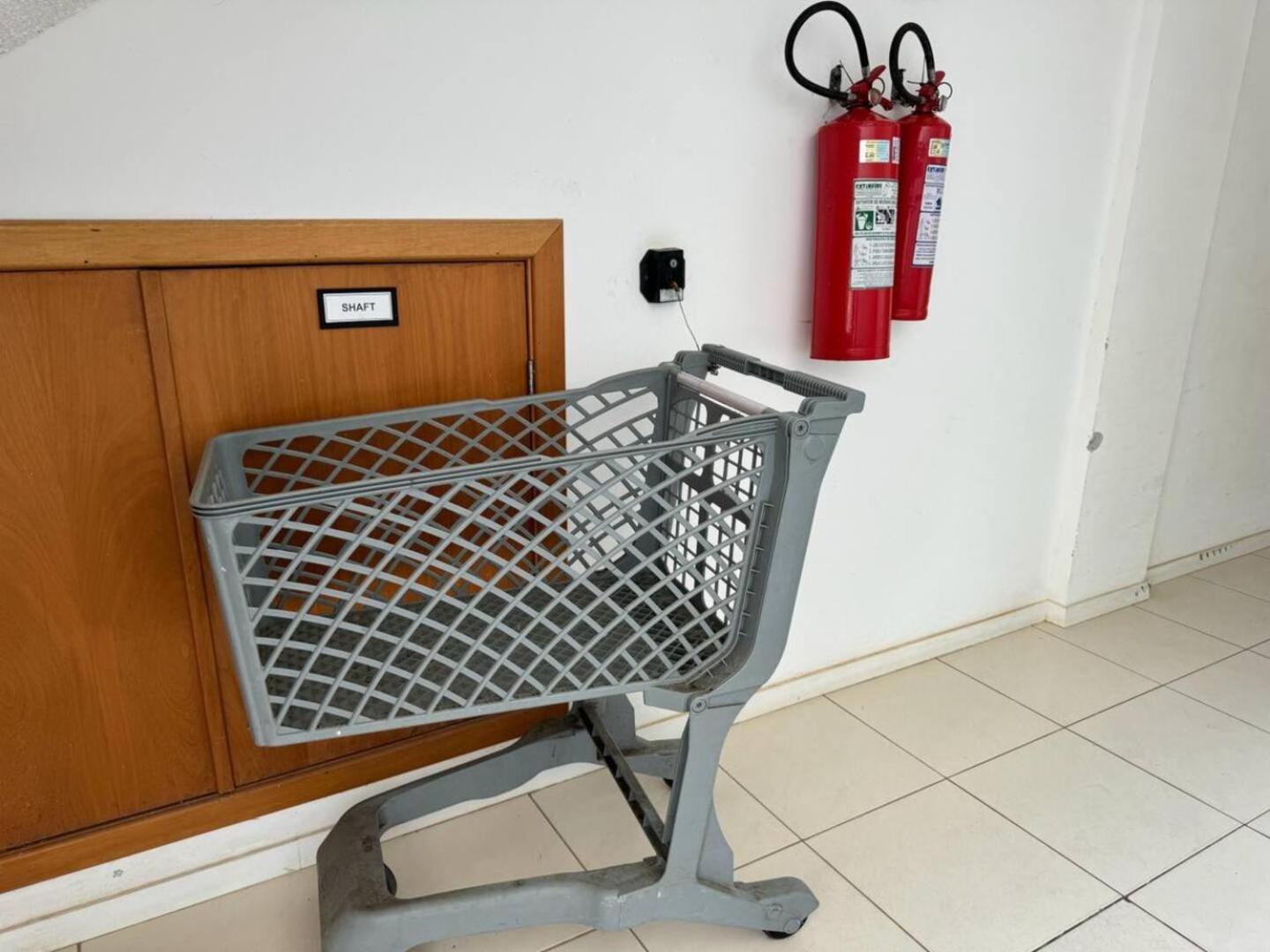 GUARAJUBA PARAÍSO DAS ÁGUAS - APT 2 quartos com AR e TV em TODOS os cômodos - Incluso Roupa de CAMA e BANHO - Filtro de Água Gelada e Maquina de Lavar dent