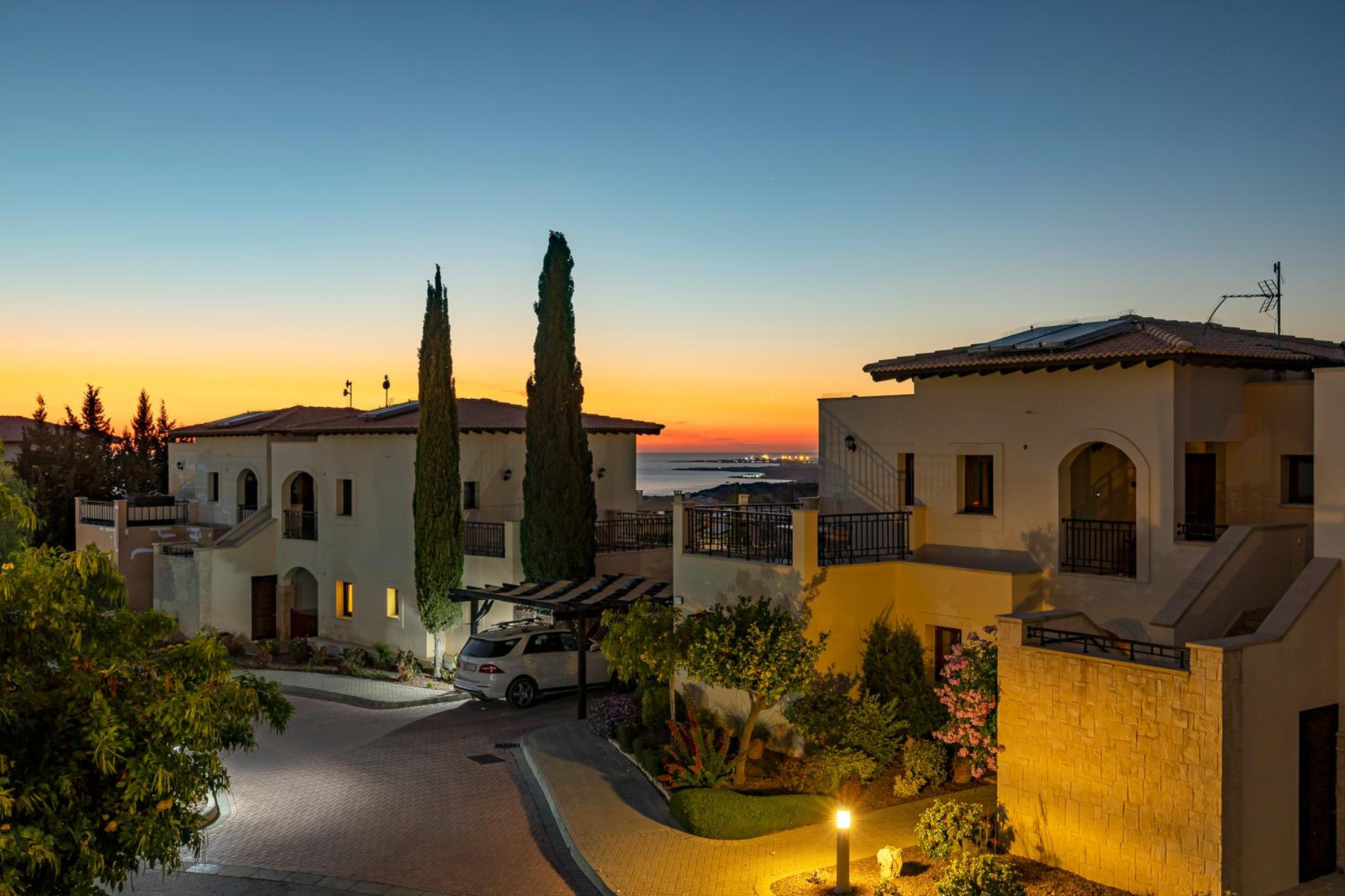 Bright apartment with shared pool in Aphrodite Hills