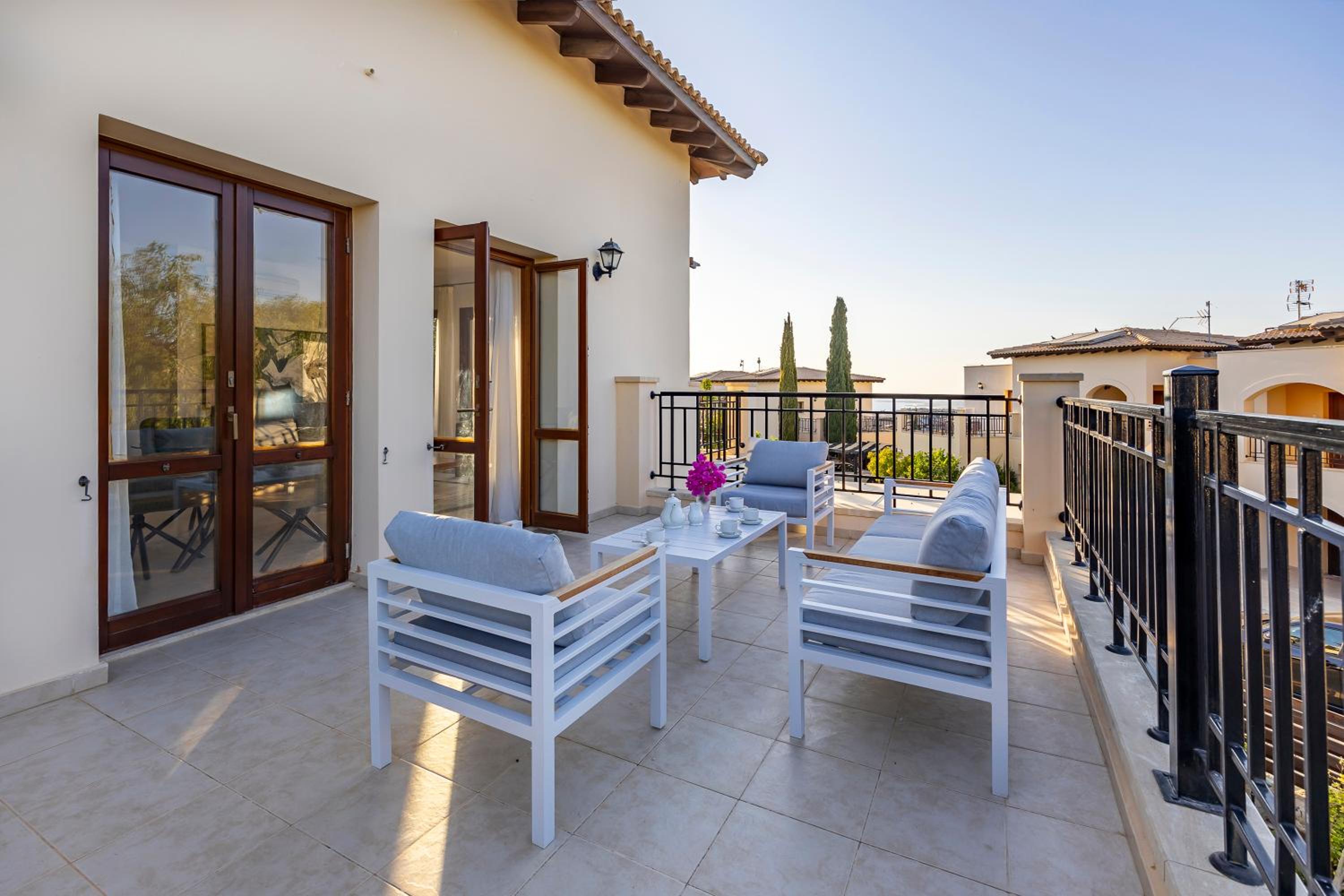 Bright apartment with shared pool in Aphrodite Hills