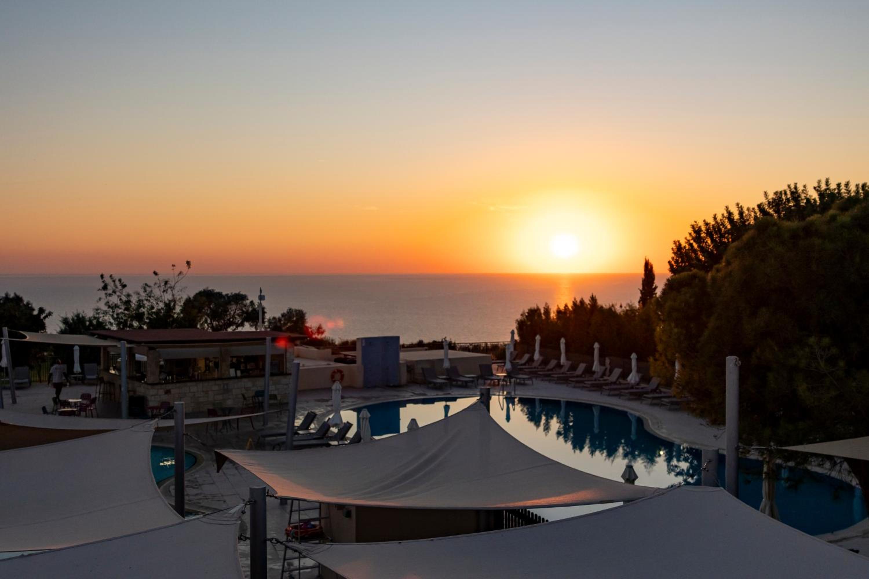 Bright apartment with shared pool in Aphrodite Hills