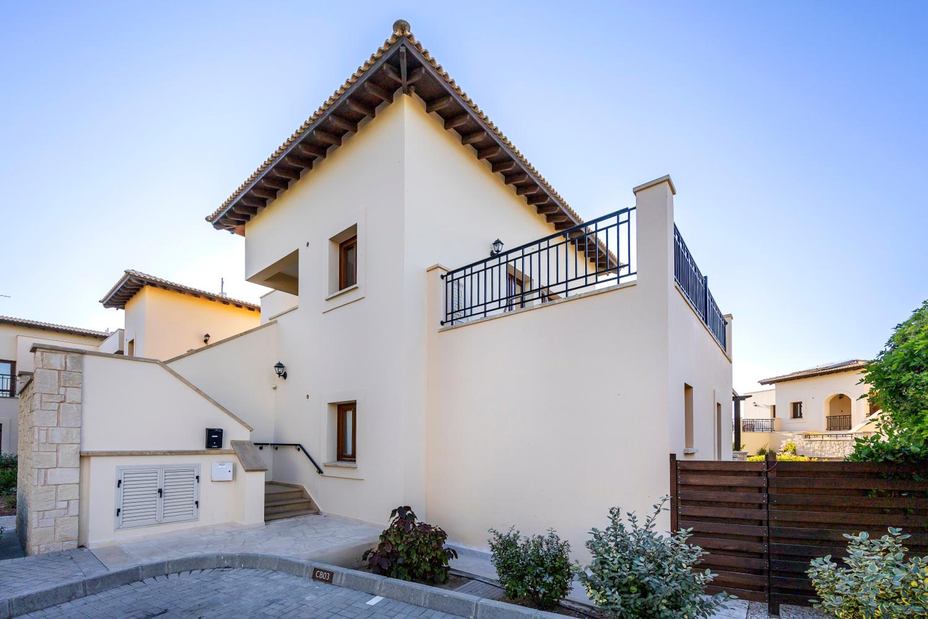 Bright apartment with shared pool in Aphrodite Hills