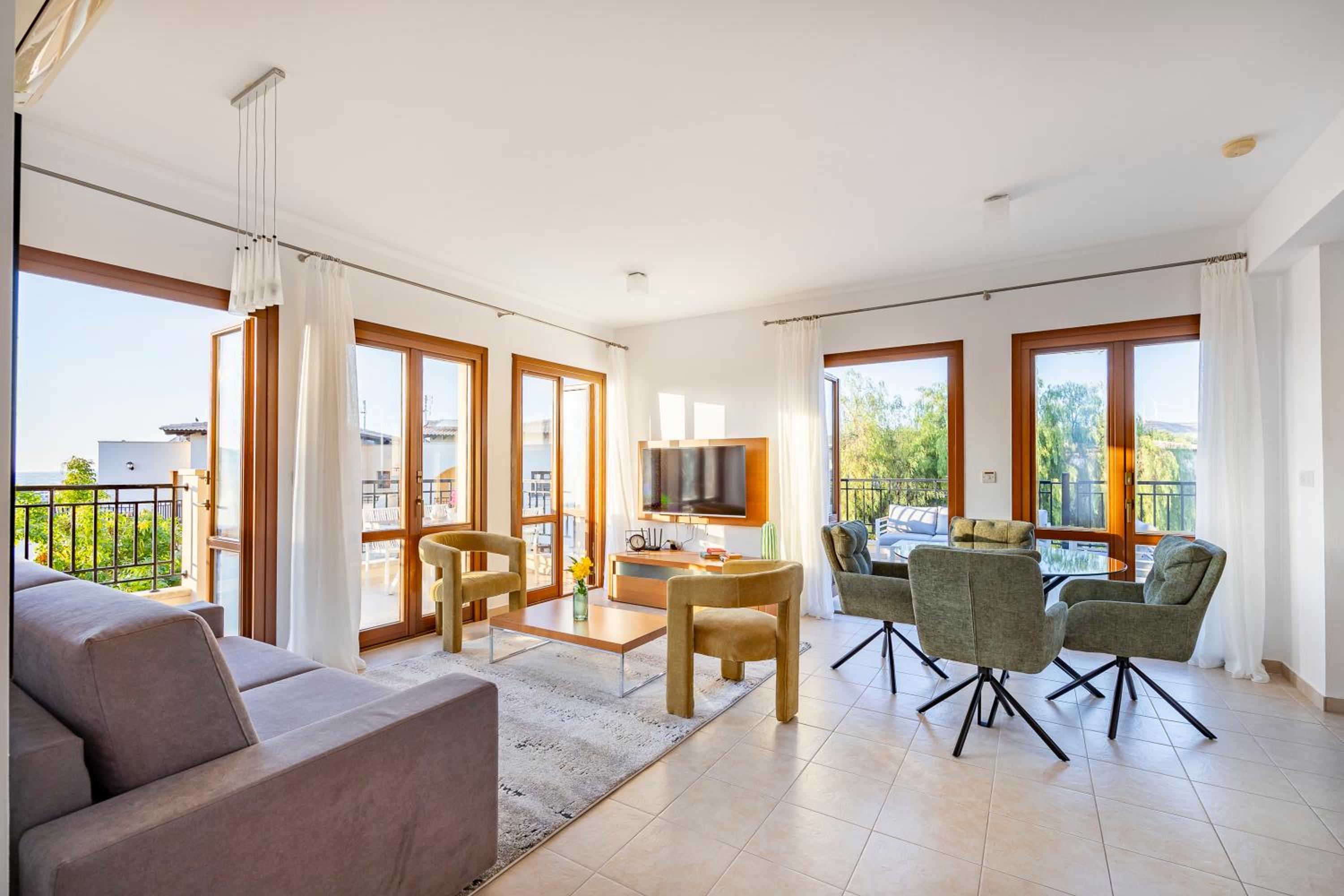 Bright apartment with shared pool in Aphrodite Hills