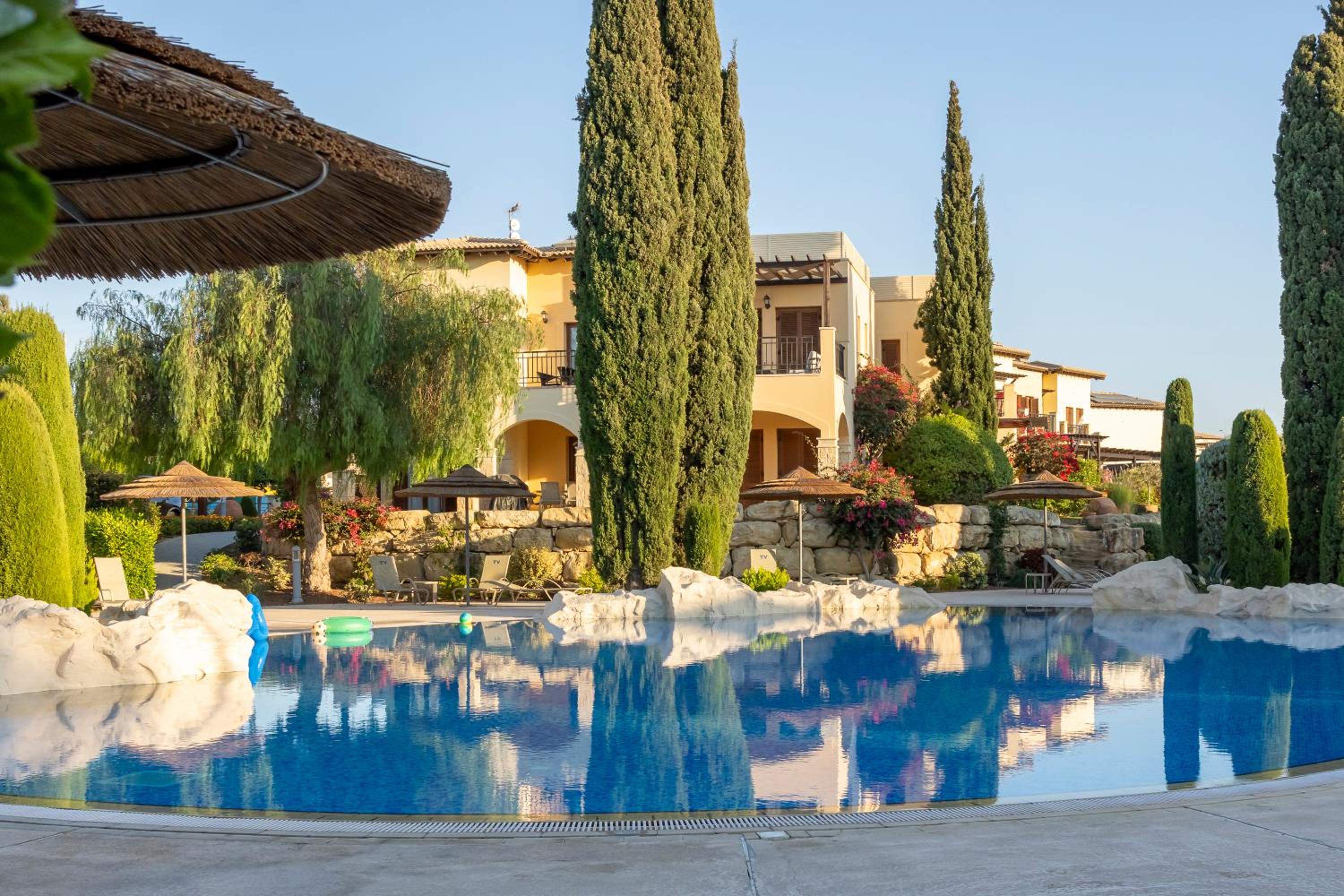 Bright apartment with shared pool in Aphrodite Hills