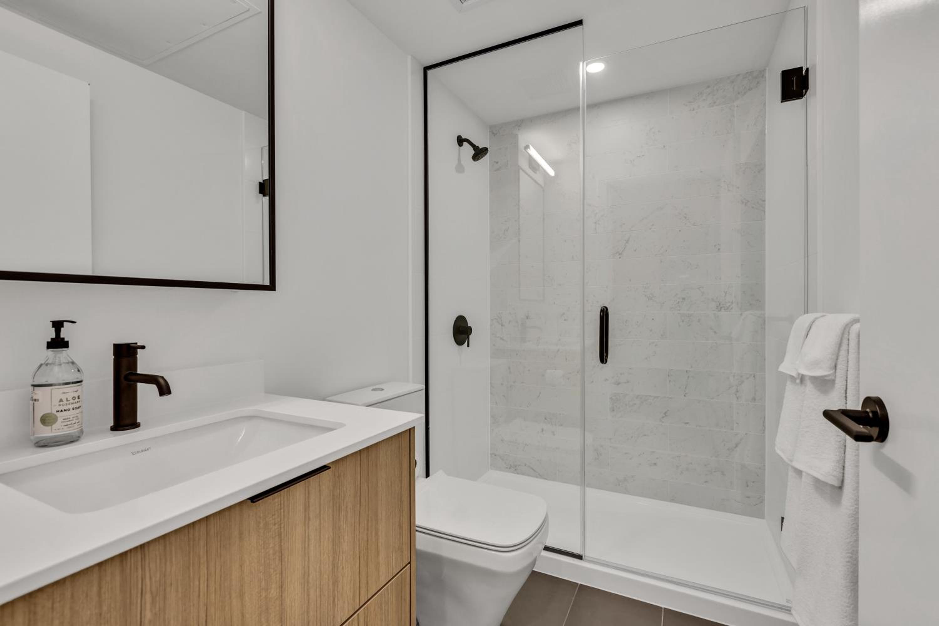 Modern 1-Bedroom Surrey Condo with Amazing Views
