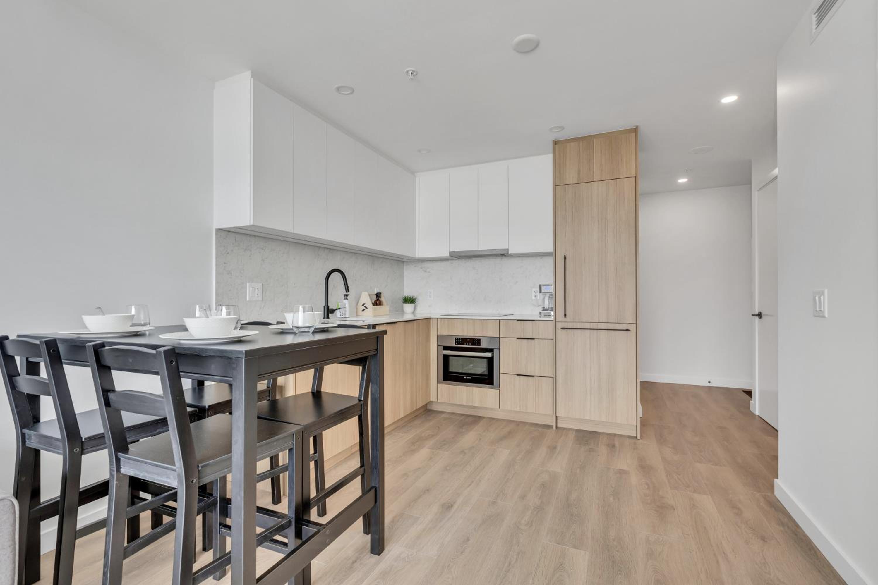 Modern 1-Bedroom Surrey Condo with Amazing Views