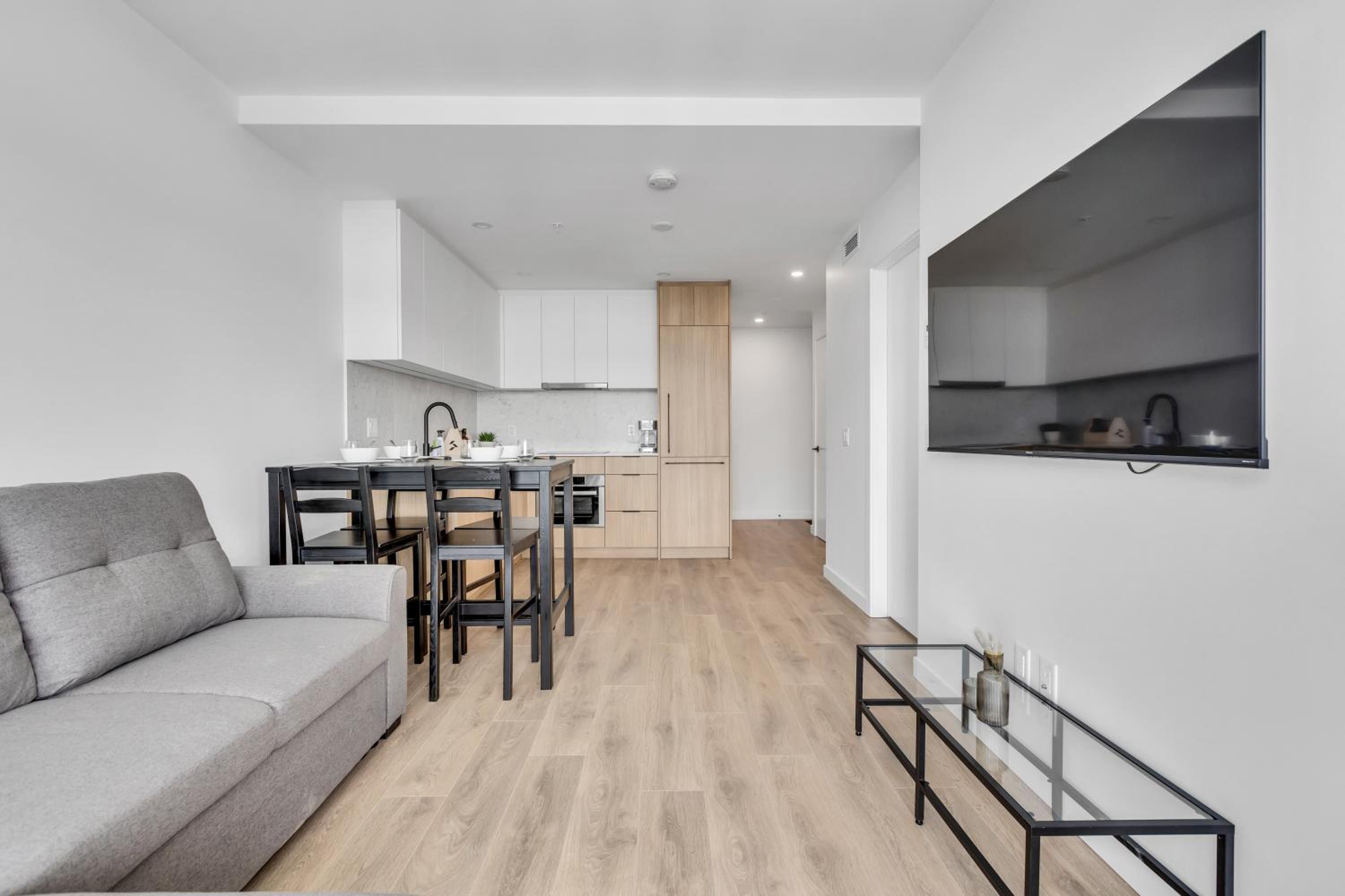 Modern 1-Bedroom Surrey Condo with Amazing Views