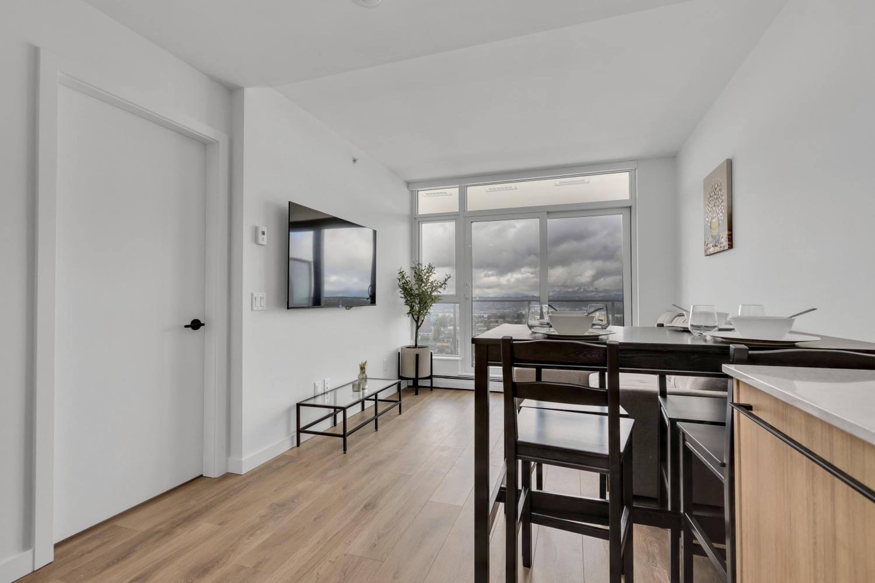 Modern 1-Bedroom Surrey Condo with Amazing Views