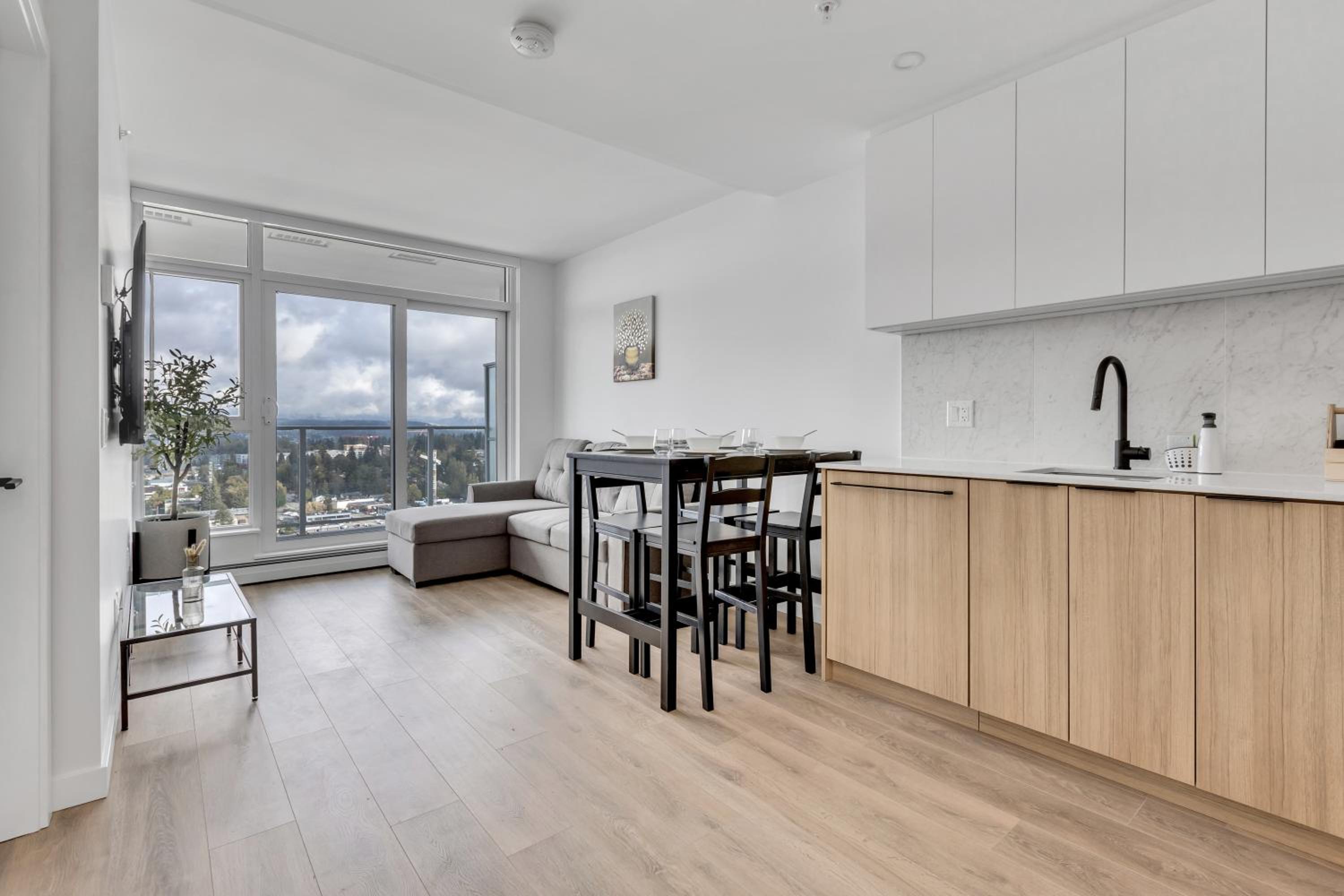 Modern 1-Bedroom Surrey Condo with Amazing Views