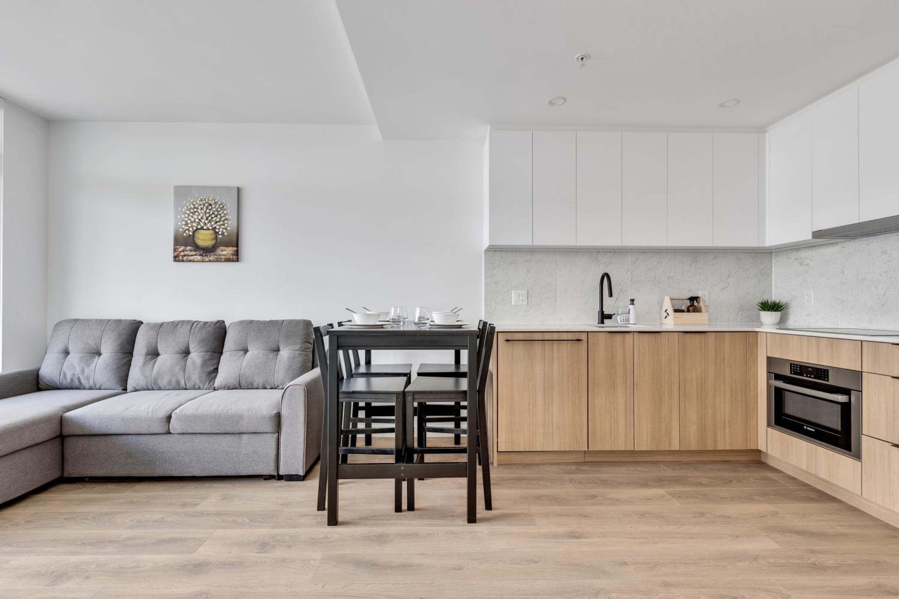 Modern 1-Bedroom Surrey Condo with Amazing Views