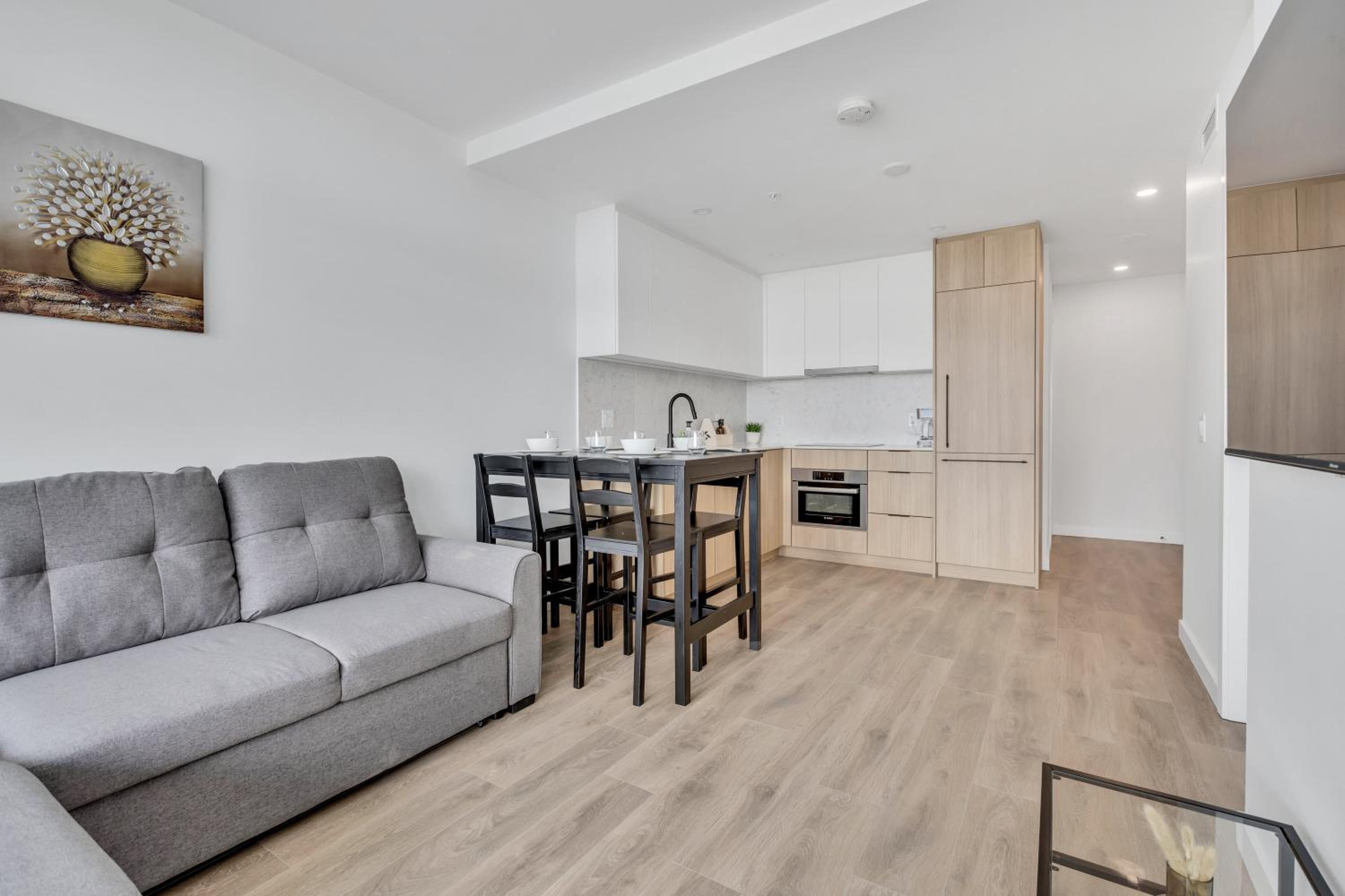 Modern 1-Bedroom Surrey Condo with Amazing Views