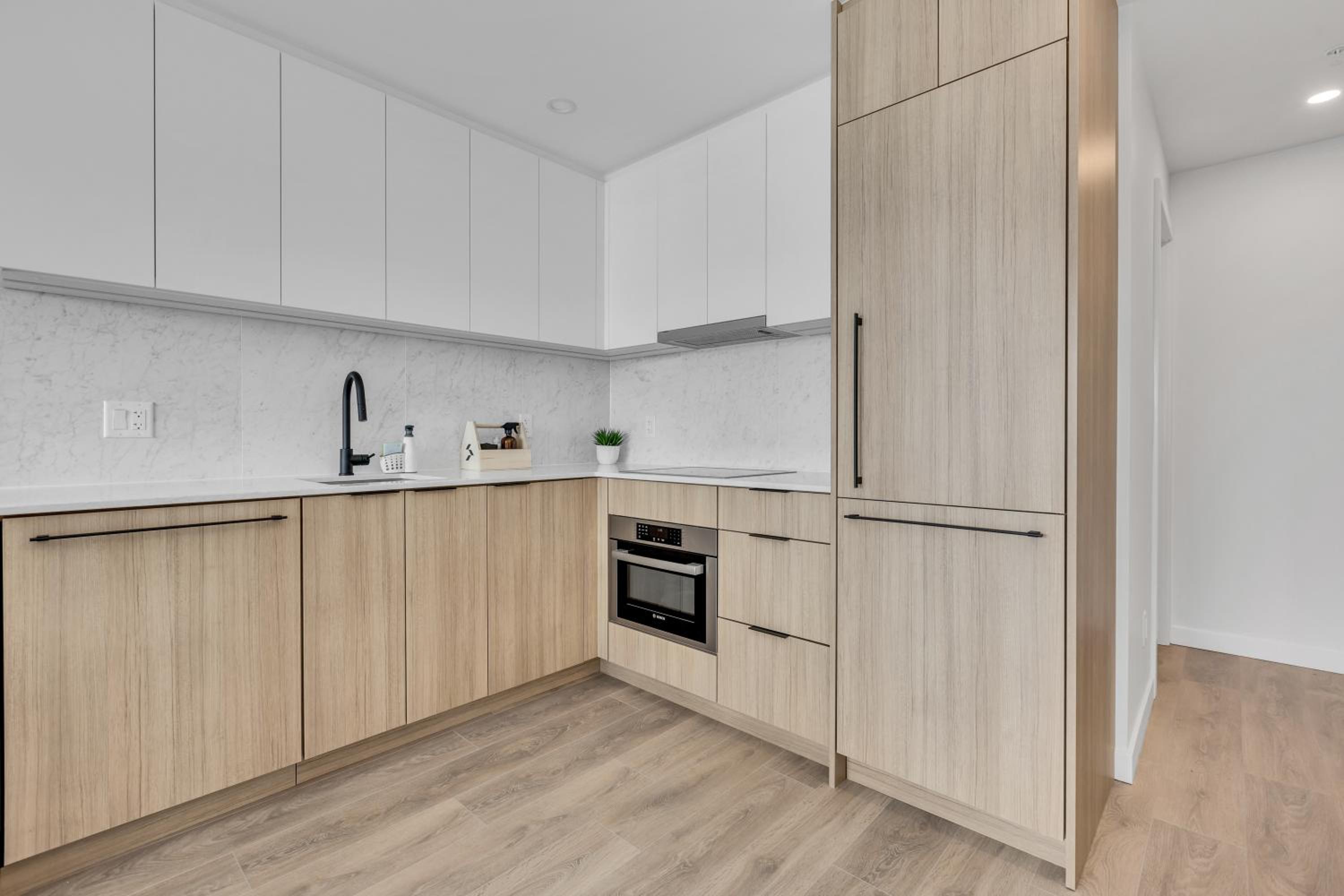 Modern 1-Bedroom Surrey Condo with Amazing Views
