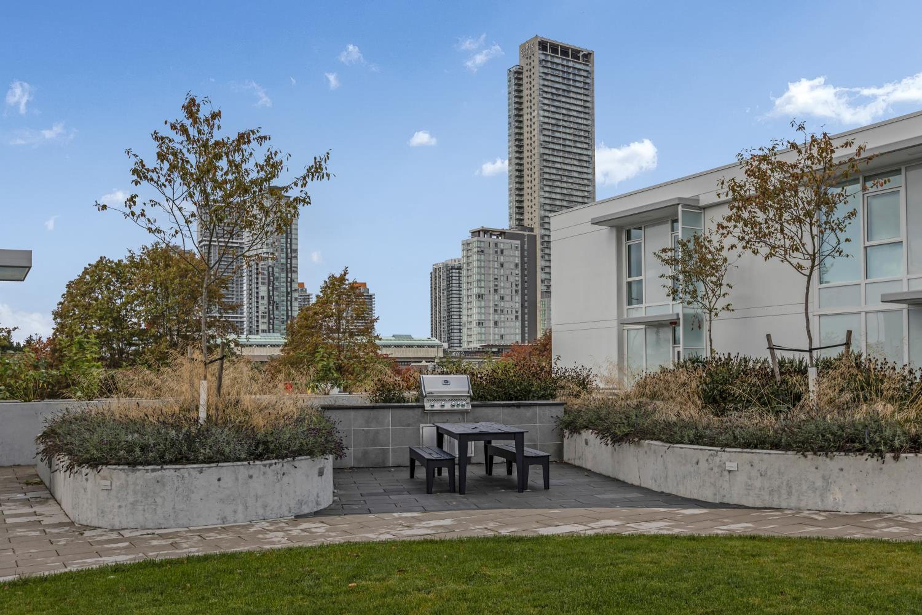 Modern 1-Bedroom Surrey Condo with Amazing Views