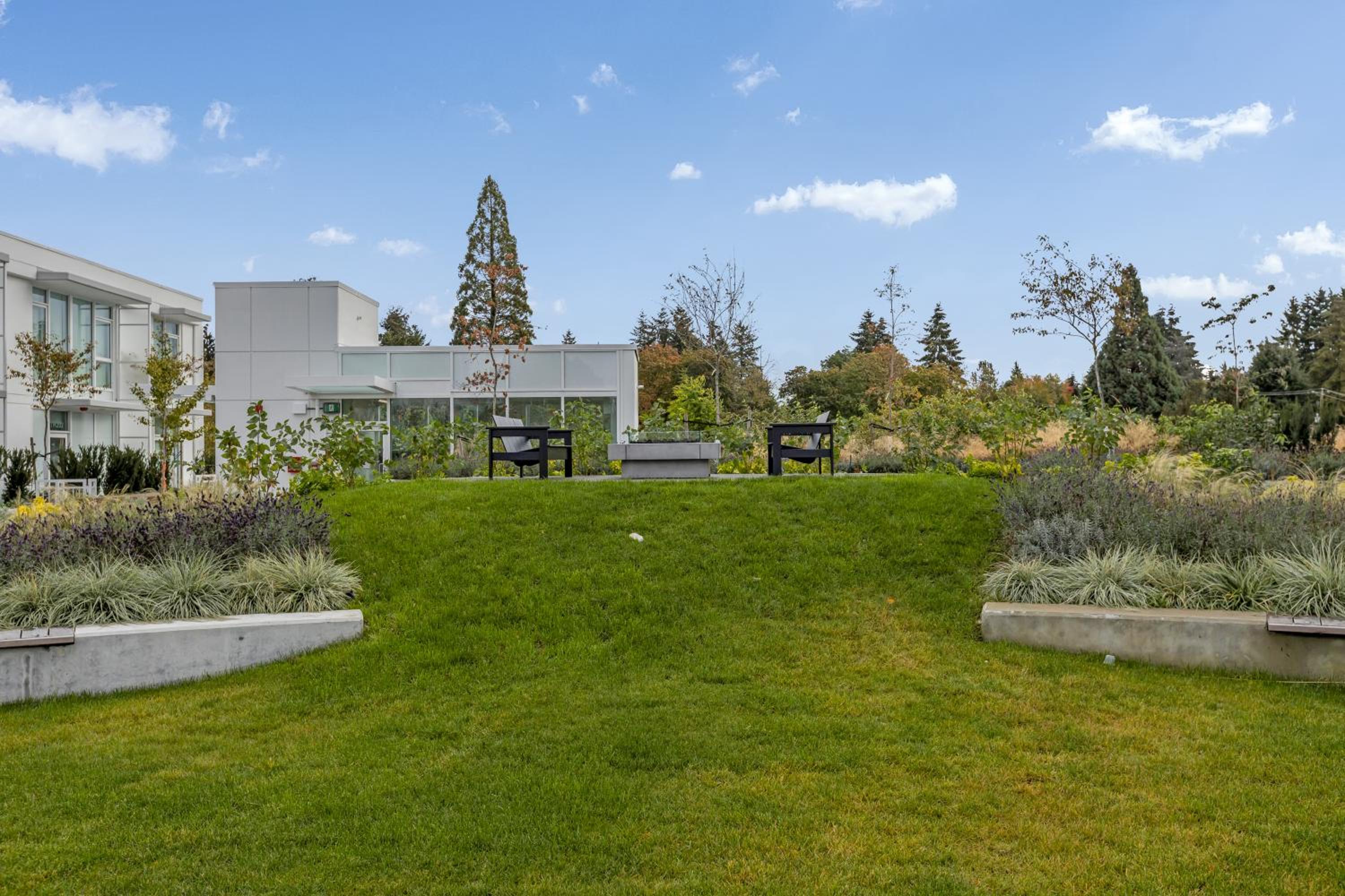 Modern 1-Bedroom Surrey Condo with Amazing Views