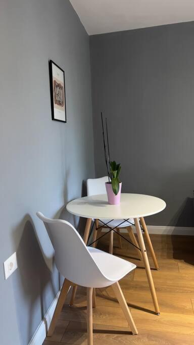 Bee Apartment 3-City Center Retreat