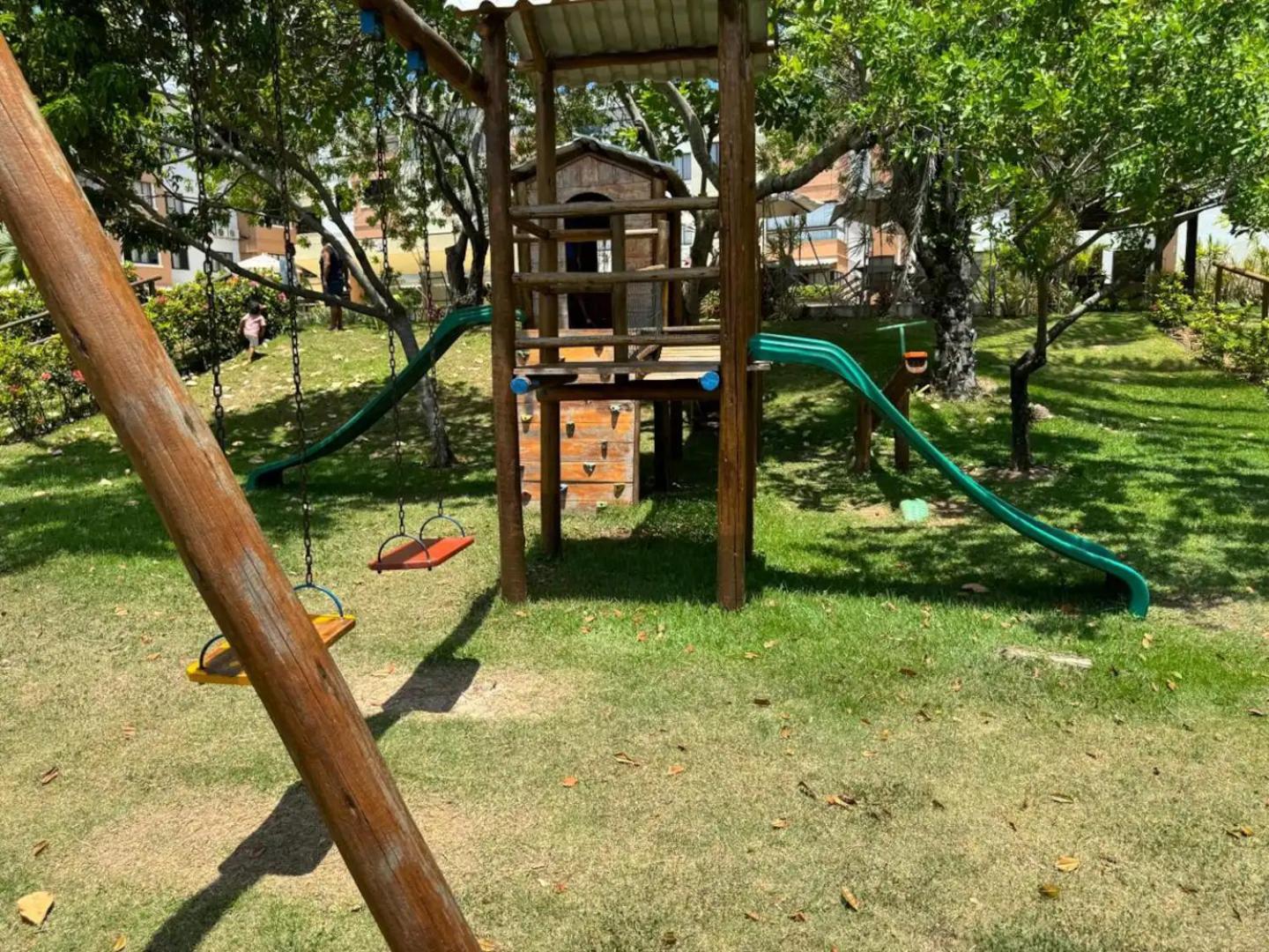 GUARAJUBA PARAÍSO DAS ÁGUAS - APT 2 quartos com AR e TV em TODOS os cômodos - Incluso Roupa de CAMA e BANHO - Filtro de Água Gelada e Maquina de Lavar dent