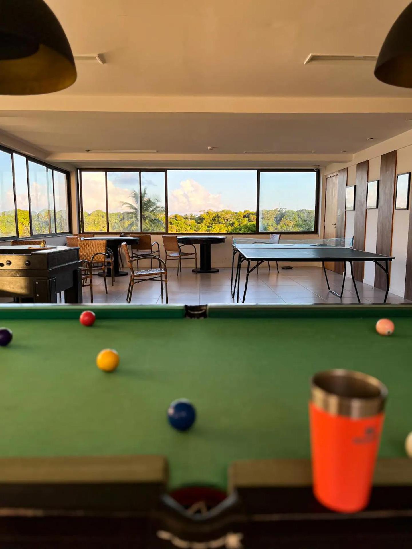 GUARAJUBA PARAÍSO DAS ÁGUAS - APT 2 quartos com AR e TV em TODOS os cômodos - Incluso Roupa de CAMA e BANHO - Filtro de Água Gelada e Maquina de Lavar dent