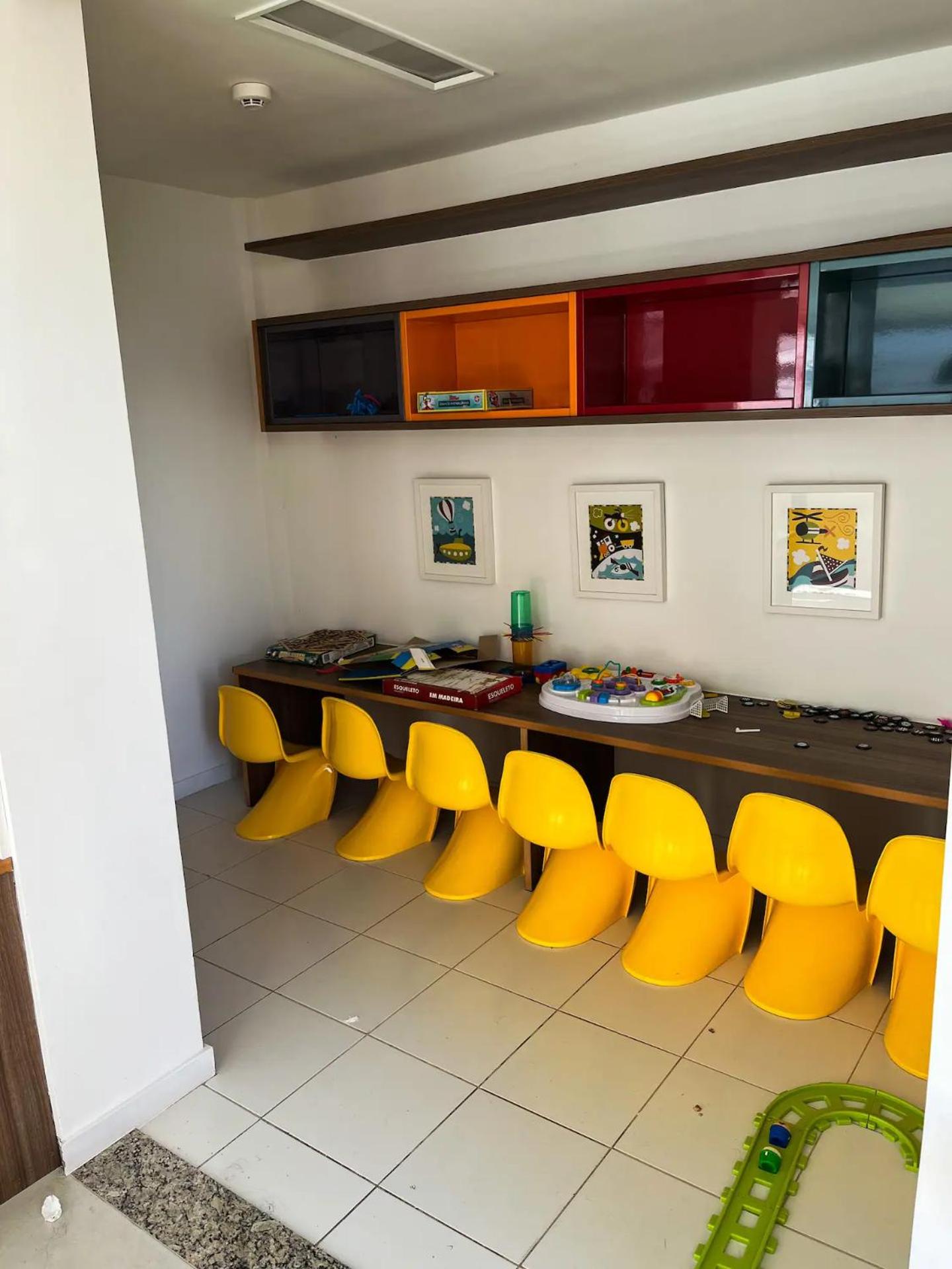 GUARAJUBA PARAÍSO DAS ÁGUAS - APT 2 quartos com AR e TV em TODOS os cômodos - Incluso Roupa de CAMA e BANHO - Filtro de Água Gelada e Maquina de Lavar dent
