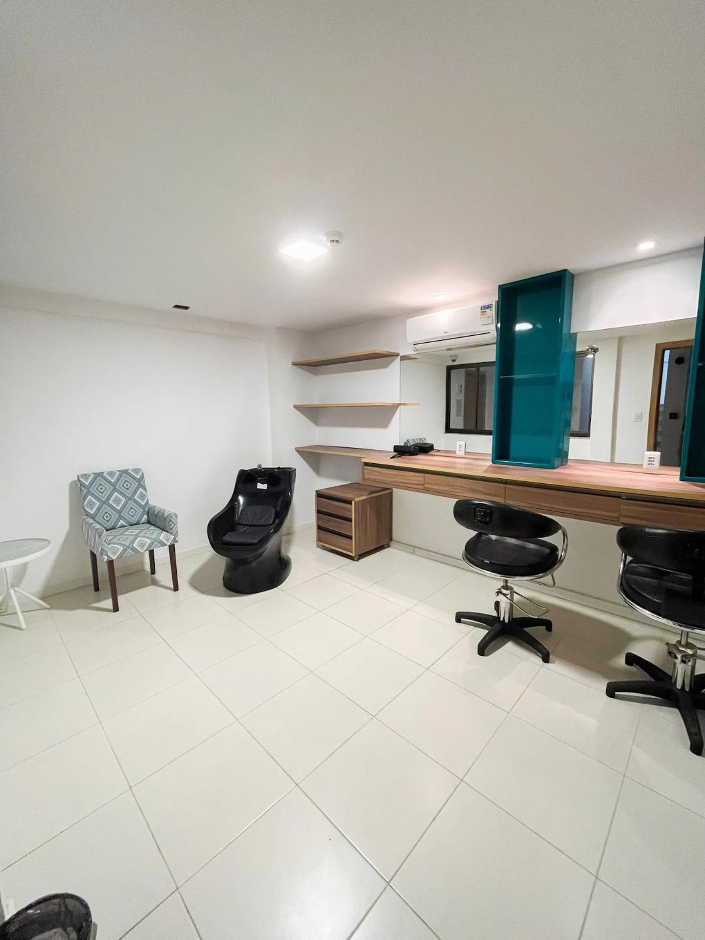 GUARAJUBA PARAÍSO DAS ÁGUAS - APT 2 quartos com AR e TV em TODOS os cômodos - Incluso Roupa de CAMA e BANHO - Filtro de Água Gelada e Maquina de Lavar dent
