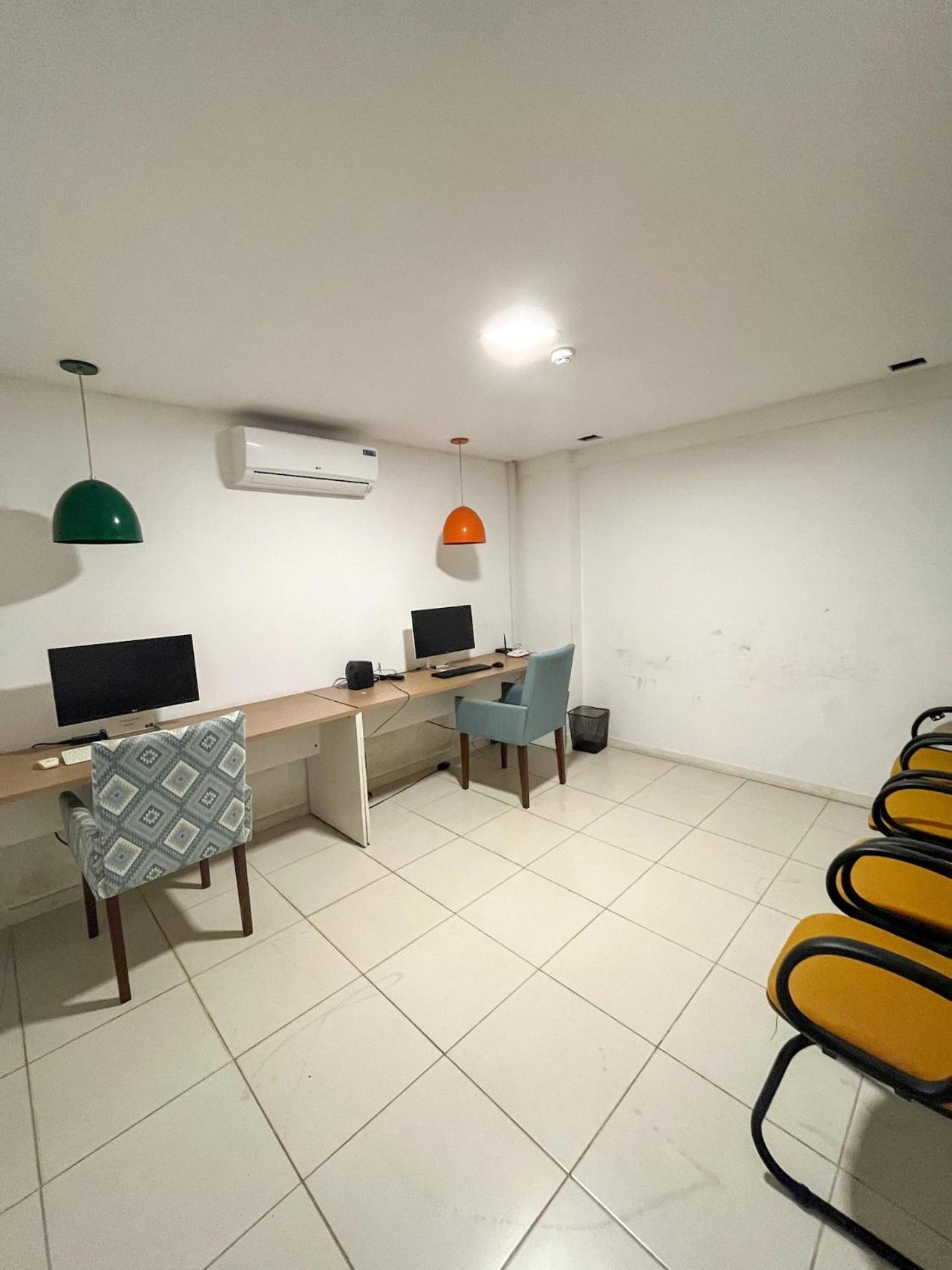 GUARAJUBA PARAÍSO DAS ÁGUAS - APT 2 quartos com AR e TV em TODOS os cômodos - Incluso Roupa de CAMA e BANHO - Filtro de Água Gelada e Maquina de Lavar dent