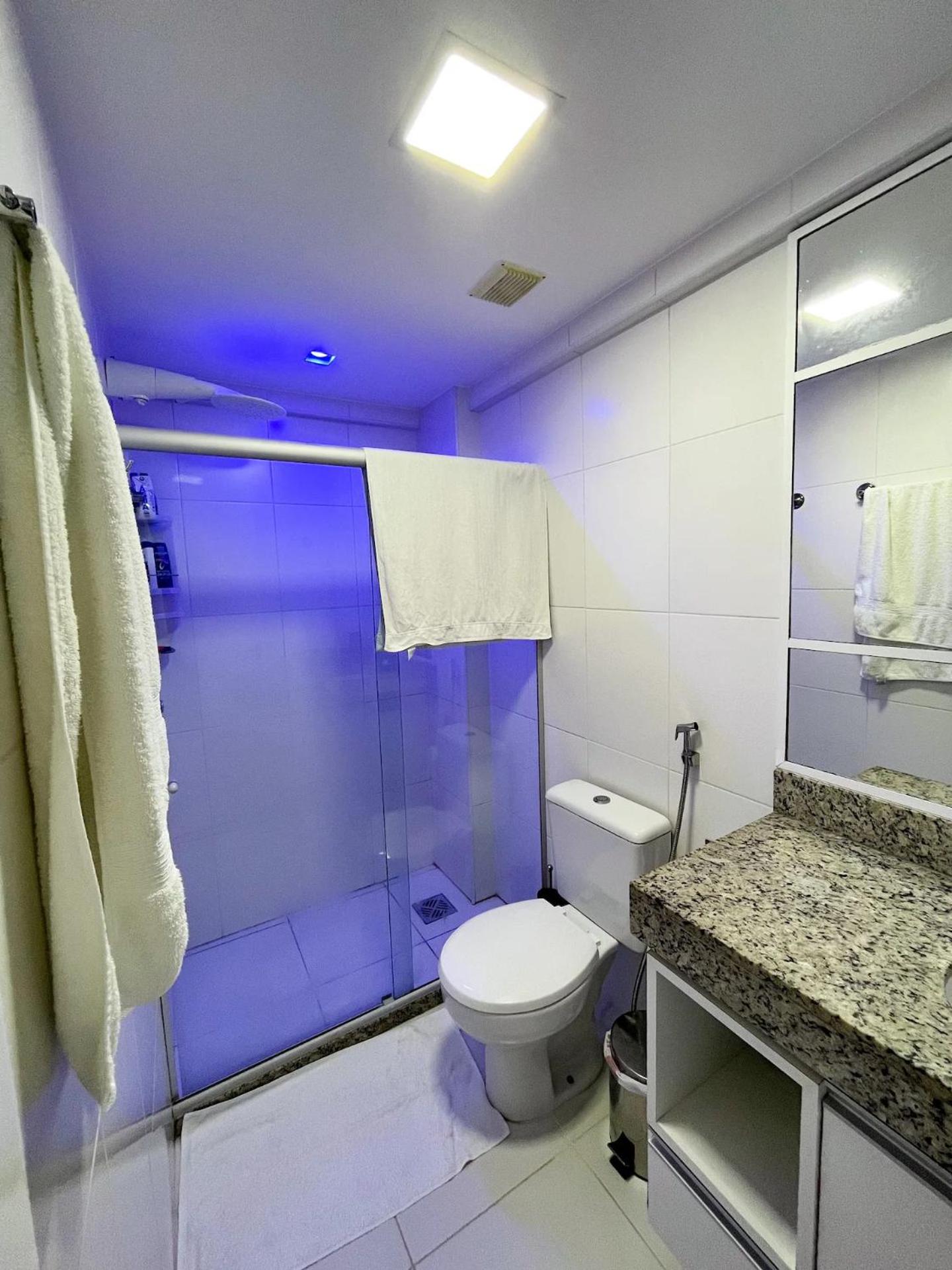 GUARAJUBA PARAÍSO DAS ÁGUAS - APT 2 quartos com AR e TV em TODOS os cômodos - Incluso Roupa de CAMA e BANHO - Filtro de Água Gelada e Maquina de Lavar dent