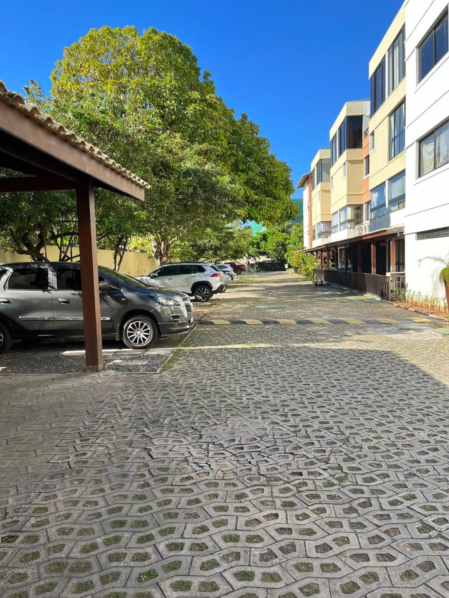 GUARAJUBA PARAÍSO DAS ÁGUAS - APT 2 quartos com AR e TV em TODOS os cômodos - Incluso Roupa de CAMA e BANHO - Filtro de Água Gelada e Maquina de Lavar dent