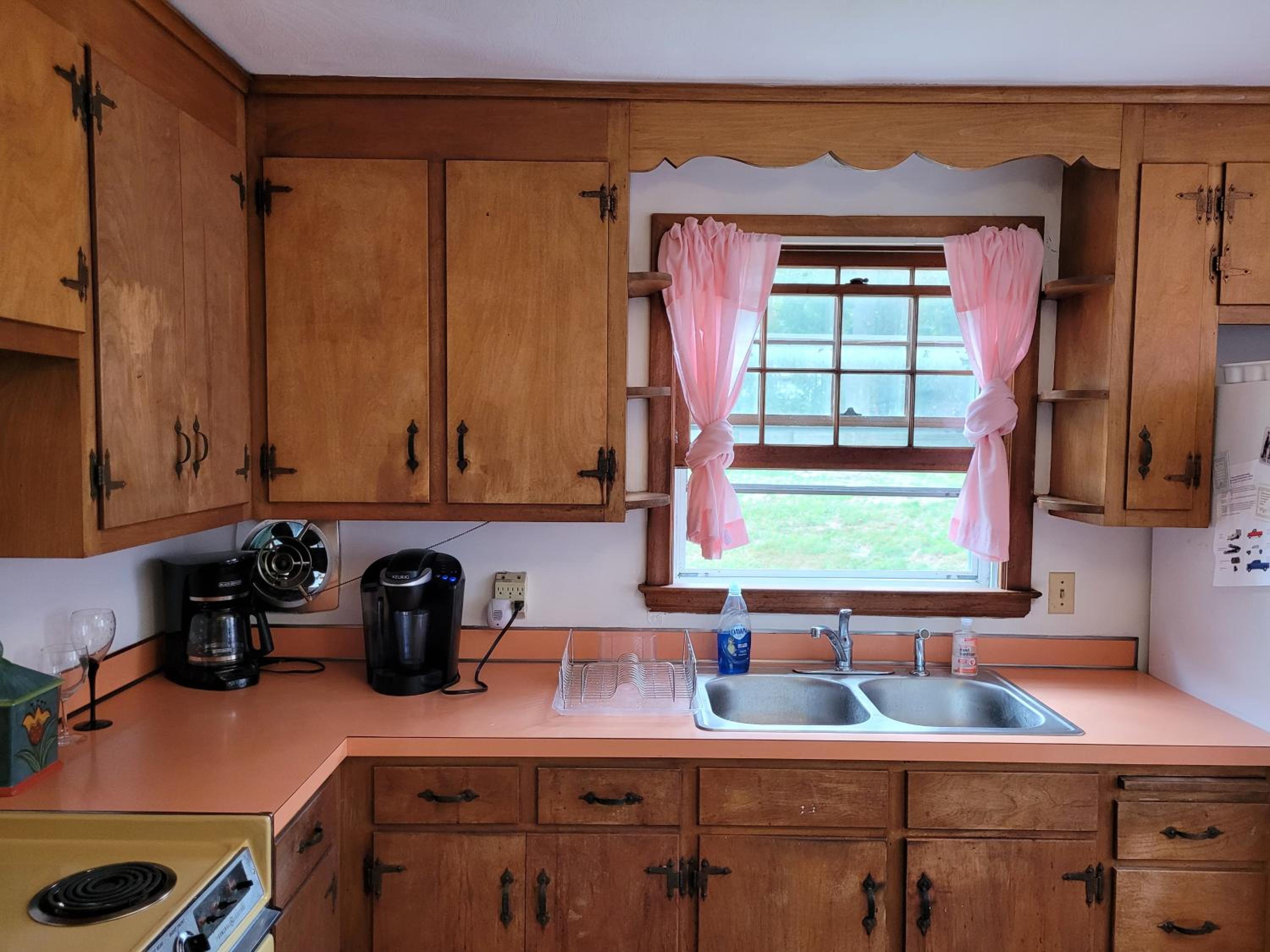 East Granby with AC and WiFi 3 minute to Bradley view 2