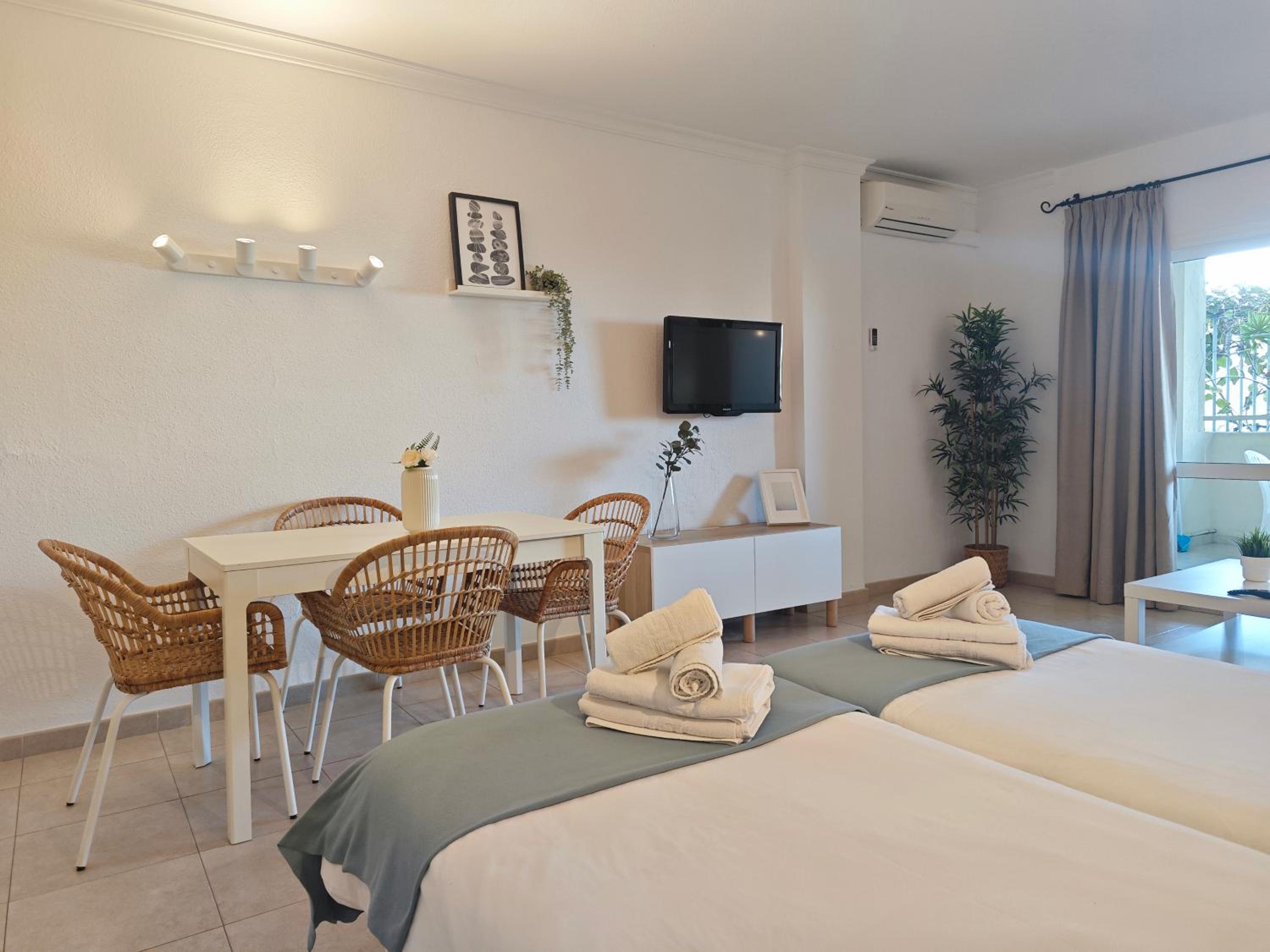 EL ESTUDIO DE LA PLAYA Sunny Holidays Benalbeach