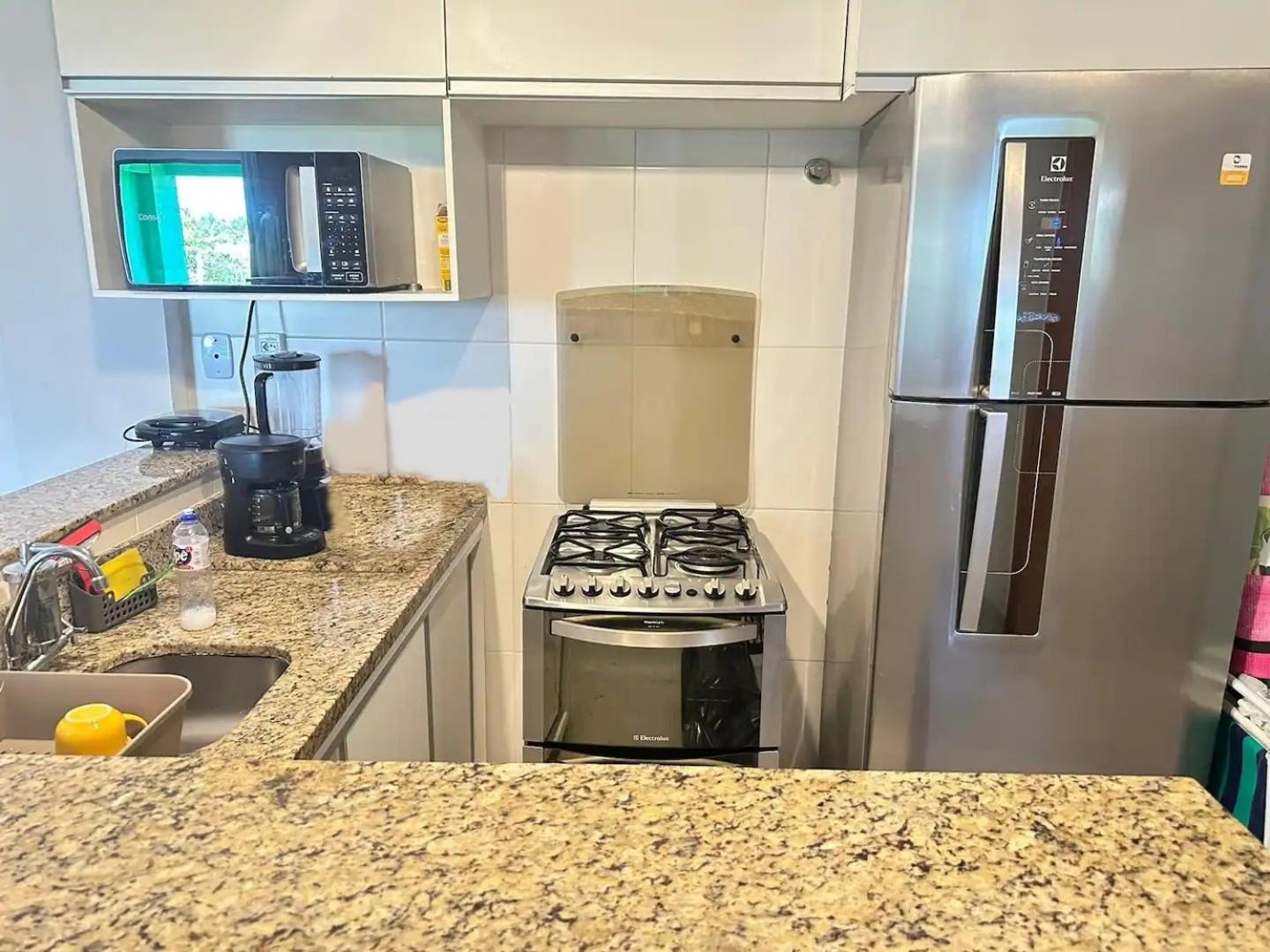 GUARAJUBA PARAÍSO DAS ÁGUAS - APT 2 quartos com AR e TV em TODOS os cômodos - Incluso Roupa de CAMA e BANHO - Filtro de Água Gelada e Maquina de Lavar dent