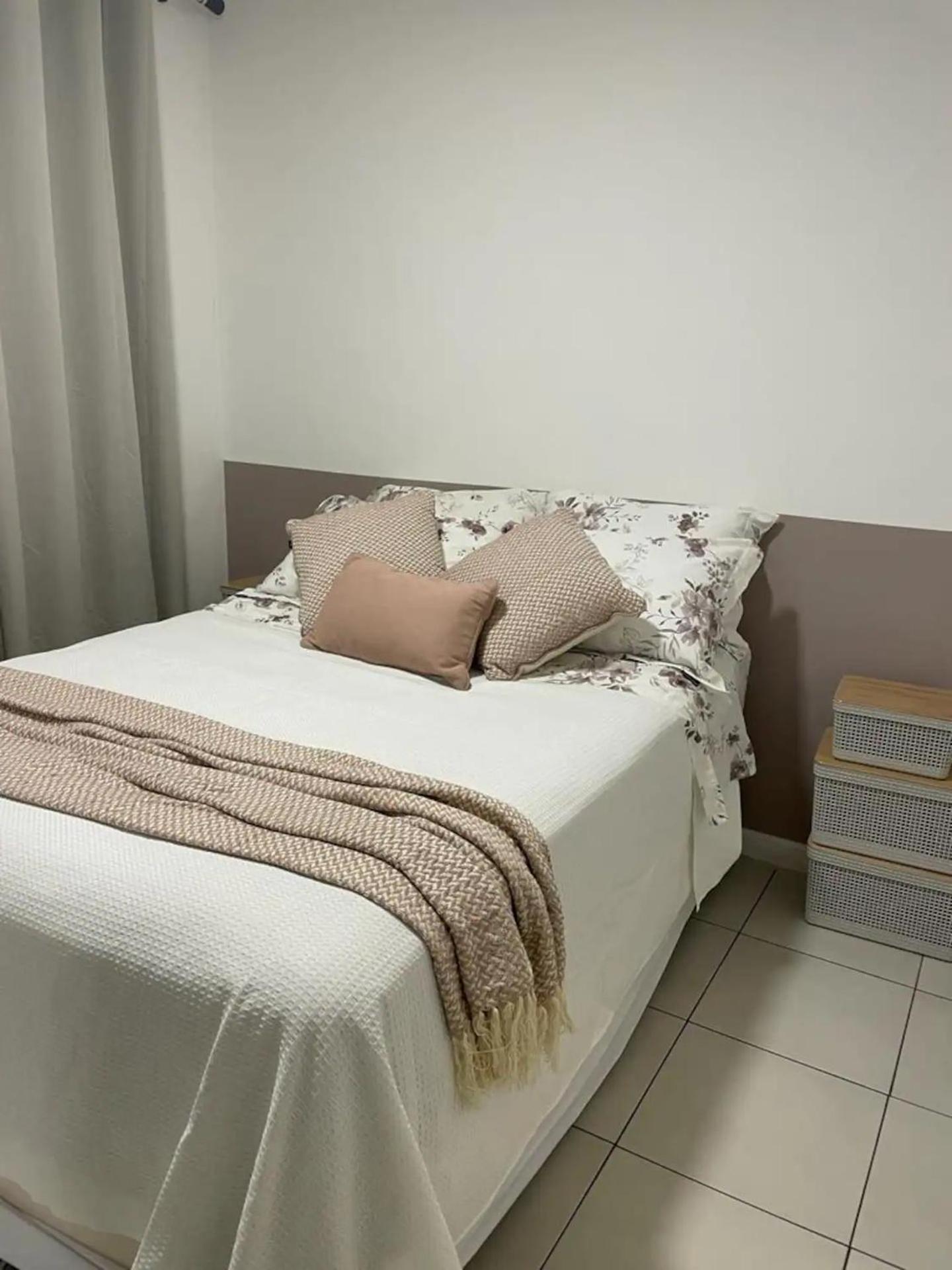 GUARAJUBA PARAÍSO DAS ÁGUAS - APT 2 quartos com AR e TV em TODOS os cômodos - Incluso Roupa de CAMA e BANHO - Filtro de Água Gelada e Maquina de Lavar dent