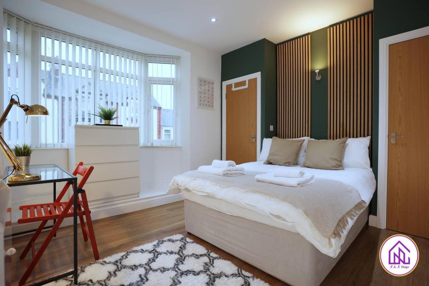 Modern 3 Bed City Centre Apartment - Free Parking