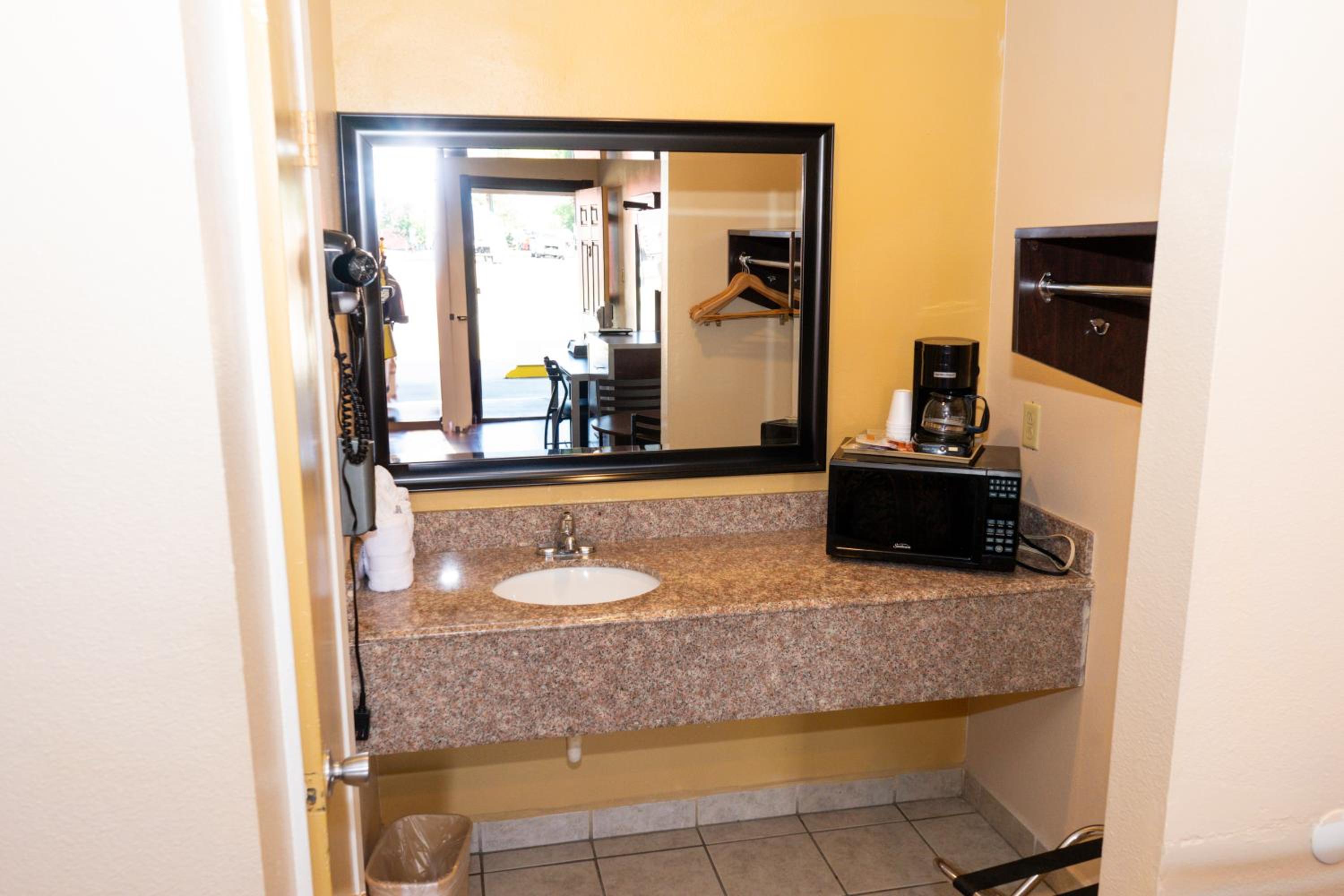 Hammond Vacations - Colonial Inn Hammond - Property Image 15