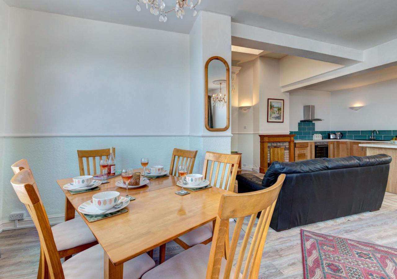 3 Bed in Torquay oc-oddico view 2