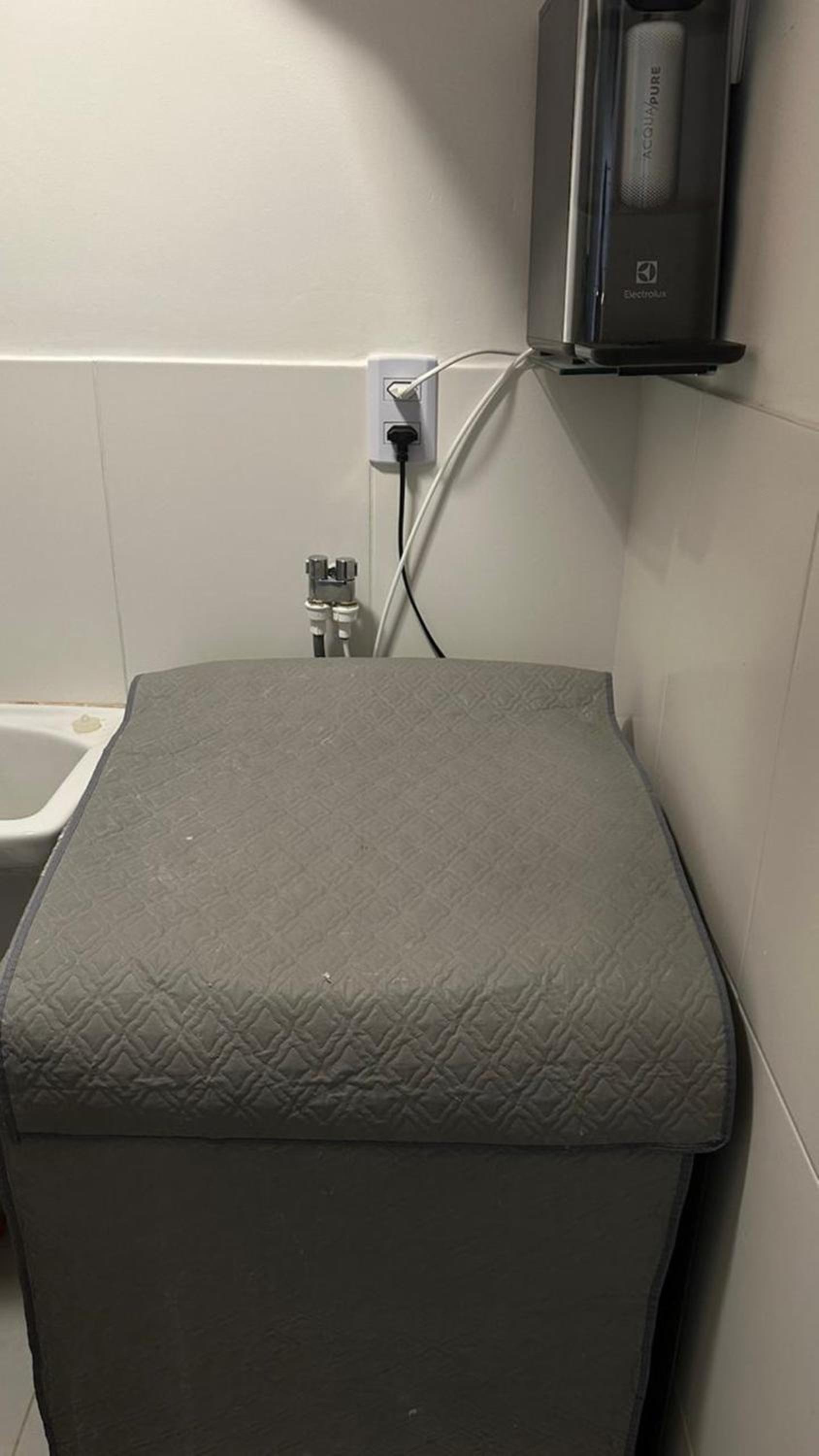 GUARAJUBA PARAÍSO DAS ÁGUAS - APT 2 quartos com AR e TV em TODOS os cômodos - Incluso Roupa de CAMA e BANHO - Filtro de Água Gelada e Maquina de Lavar dent