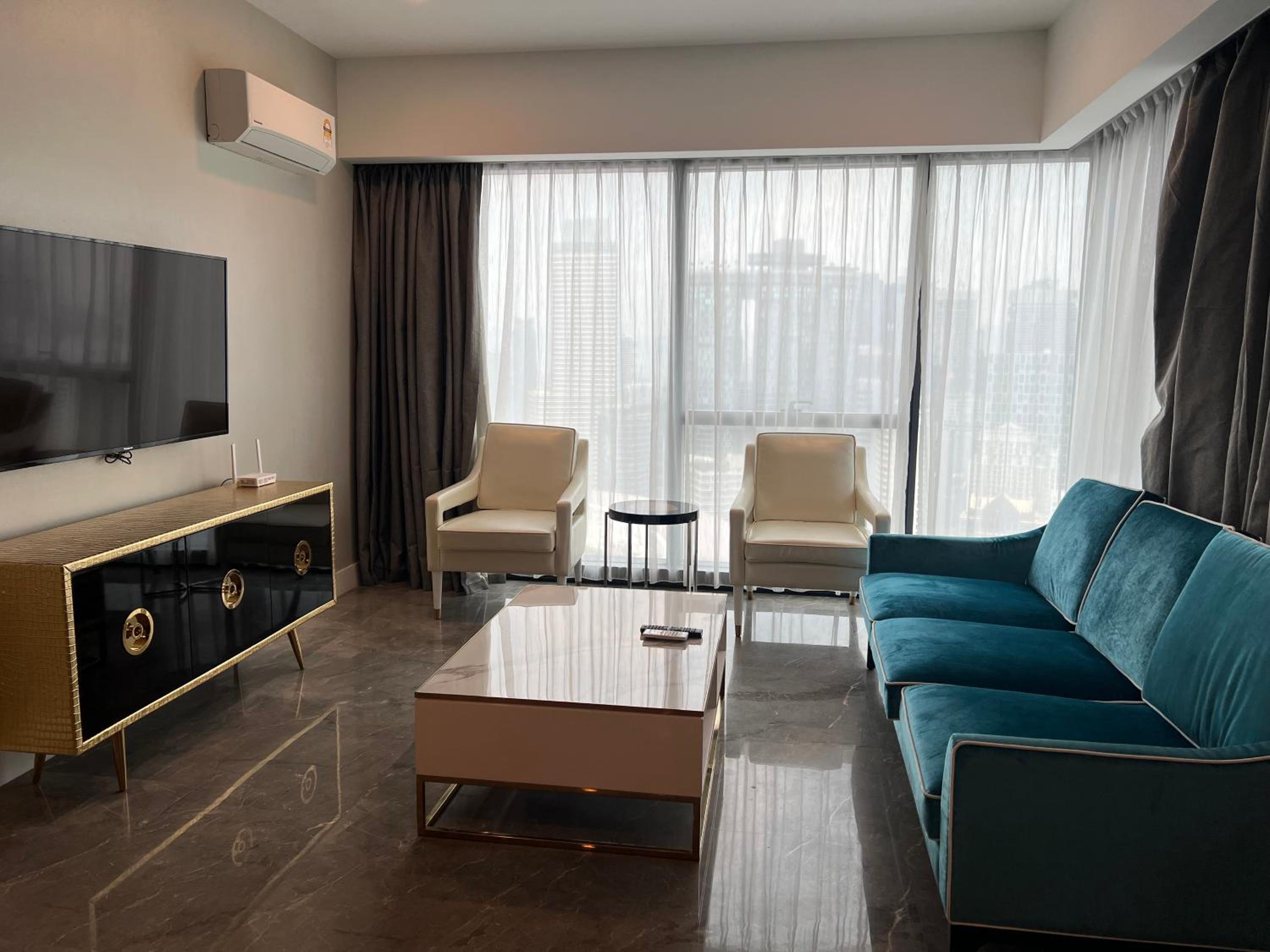 The Faced platinum By ASTRIA Suites